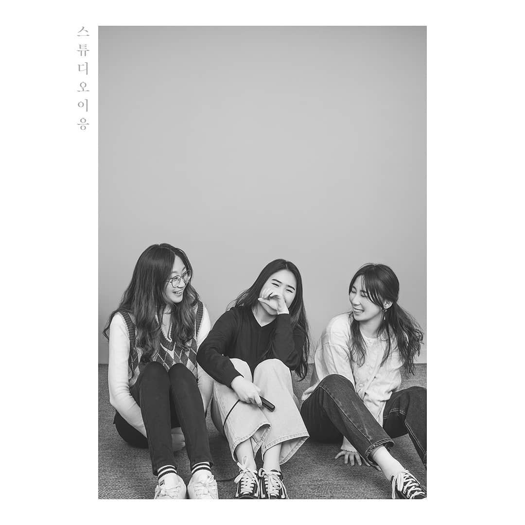 스튜디오이응 - #셀프사진 #흑백셀프 #우정사진 결과물 뿐 아니라 촬영하고 사진을 고르는 모든 과정이... | Facebook