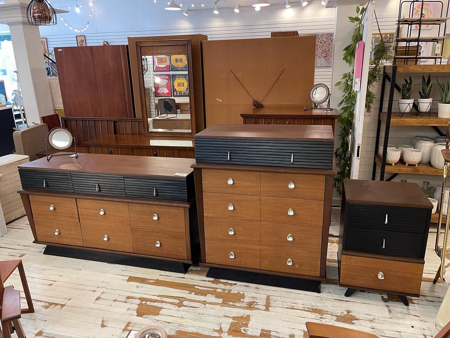 What is the series name of this American of Martinsville bedroom set?