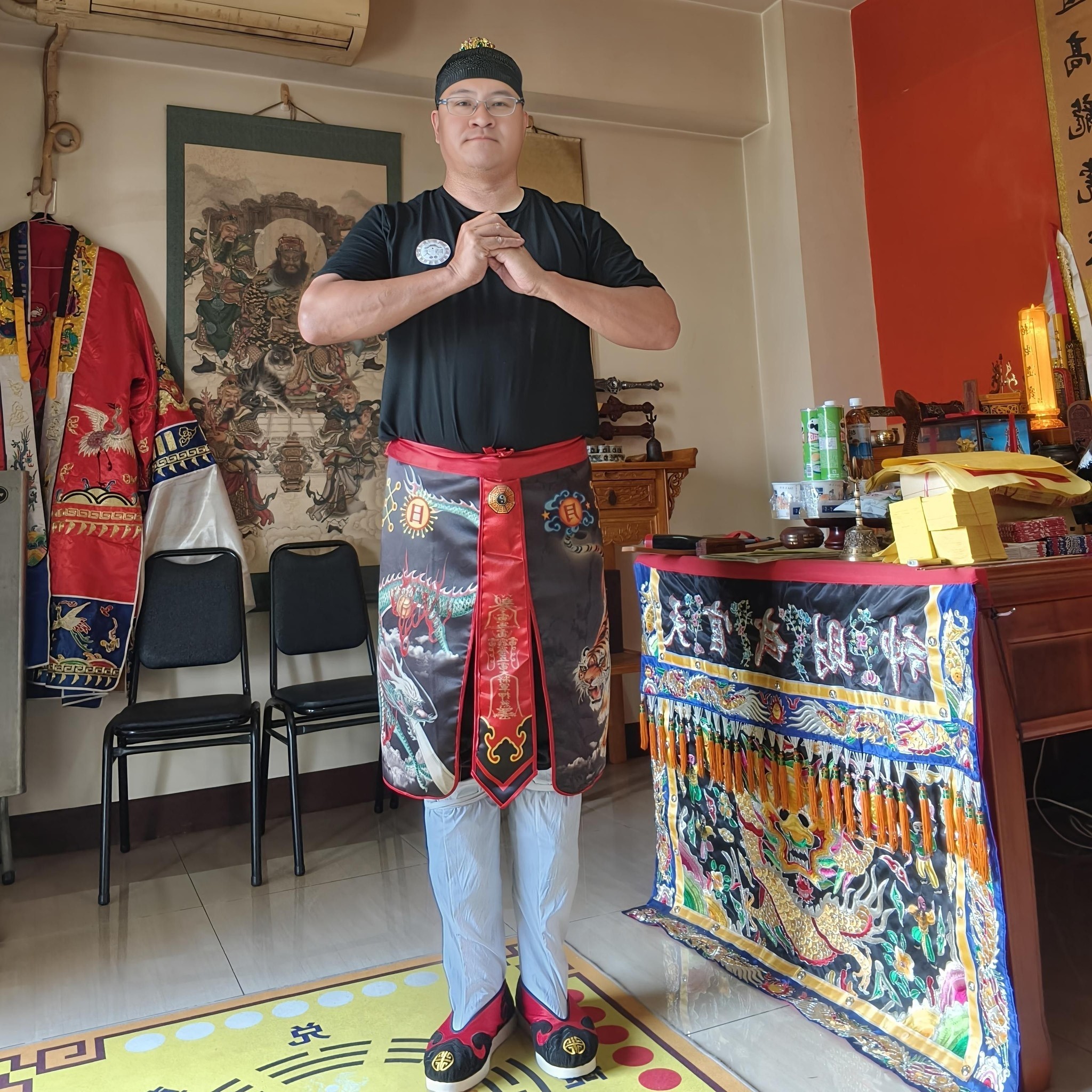 丙午年五月初五日午時 取端午午時純陽之炁入法器 祝各位端午佳節安康順心 「洪爐起熱火，好香透天庭。今據台灣，守一靜玄壇。（臣）洪山俊，甲辰年下 ...