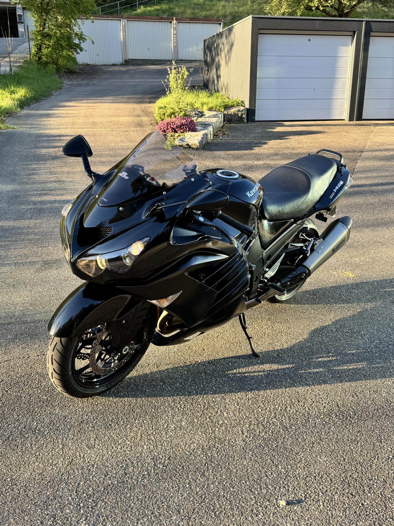 What causes rattling noise in 2014 Kawasaki ZZR1400 engine when hot?