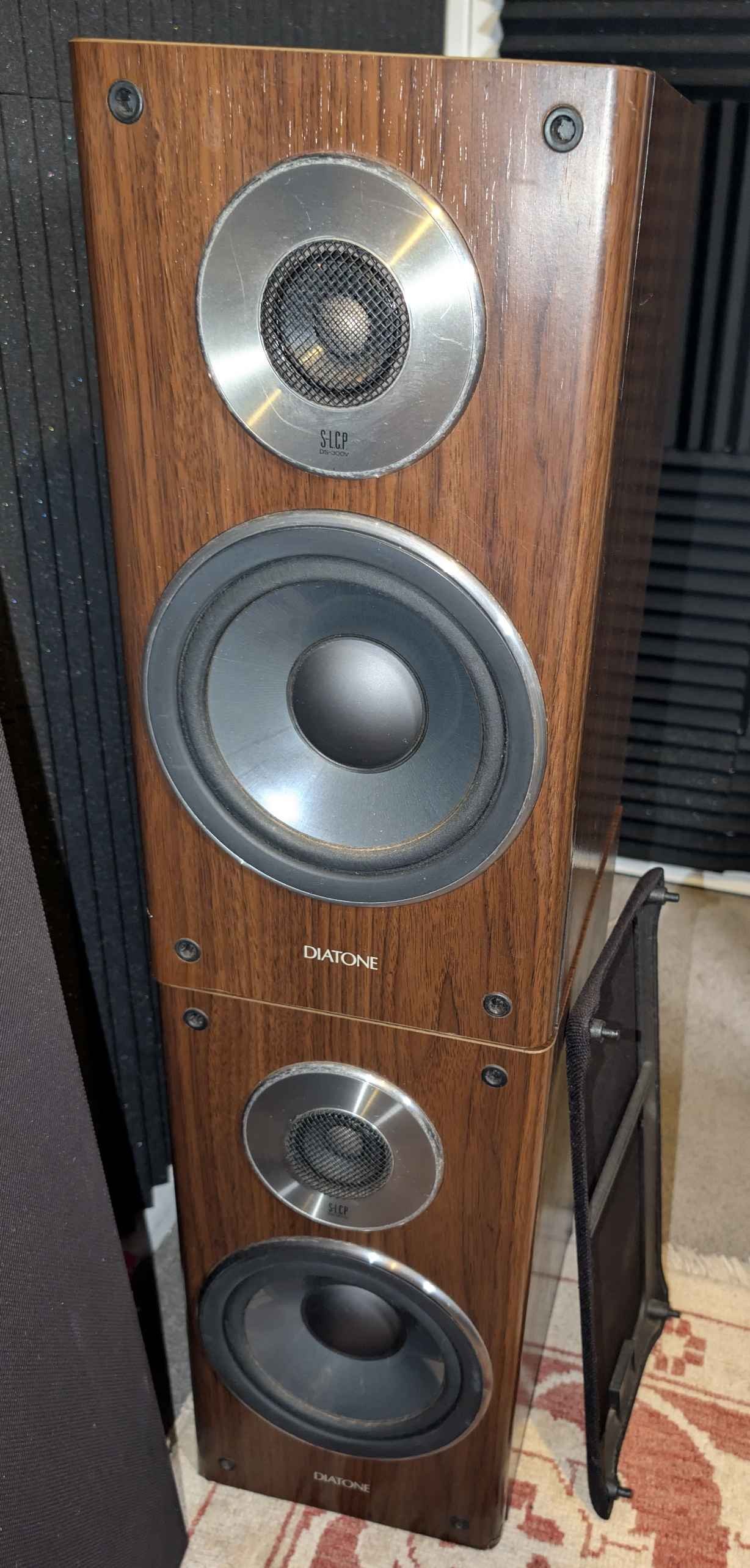 Selling a pair of Diatone DS-300V speakers in excellent condition