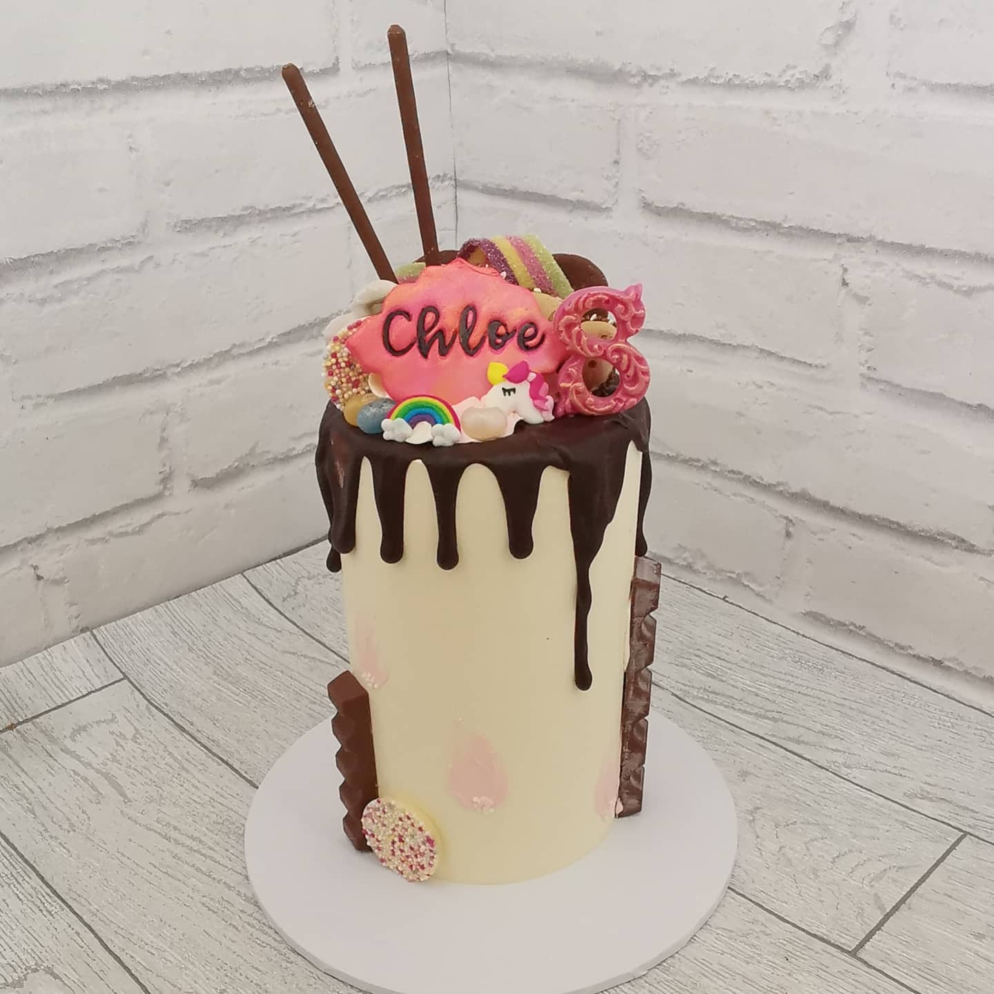 Bambi & Bear x - Mini cake for Chloe on her 8th birthday 🥳...