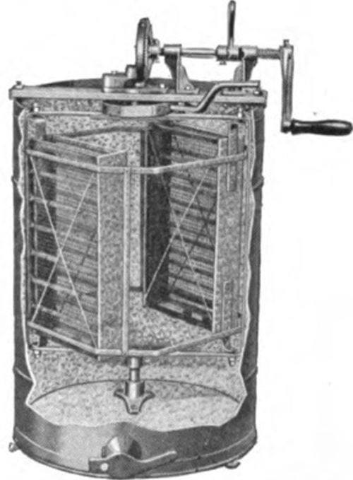 Invention of the hand-cranked honey extractor