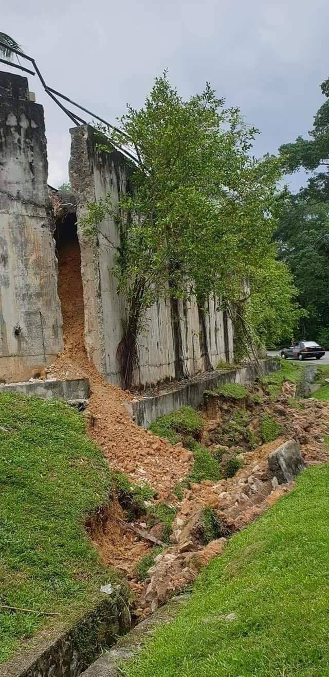 Tanah Runtuh PENGGUNA jalan raya... - Negeri Sembilan kini
