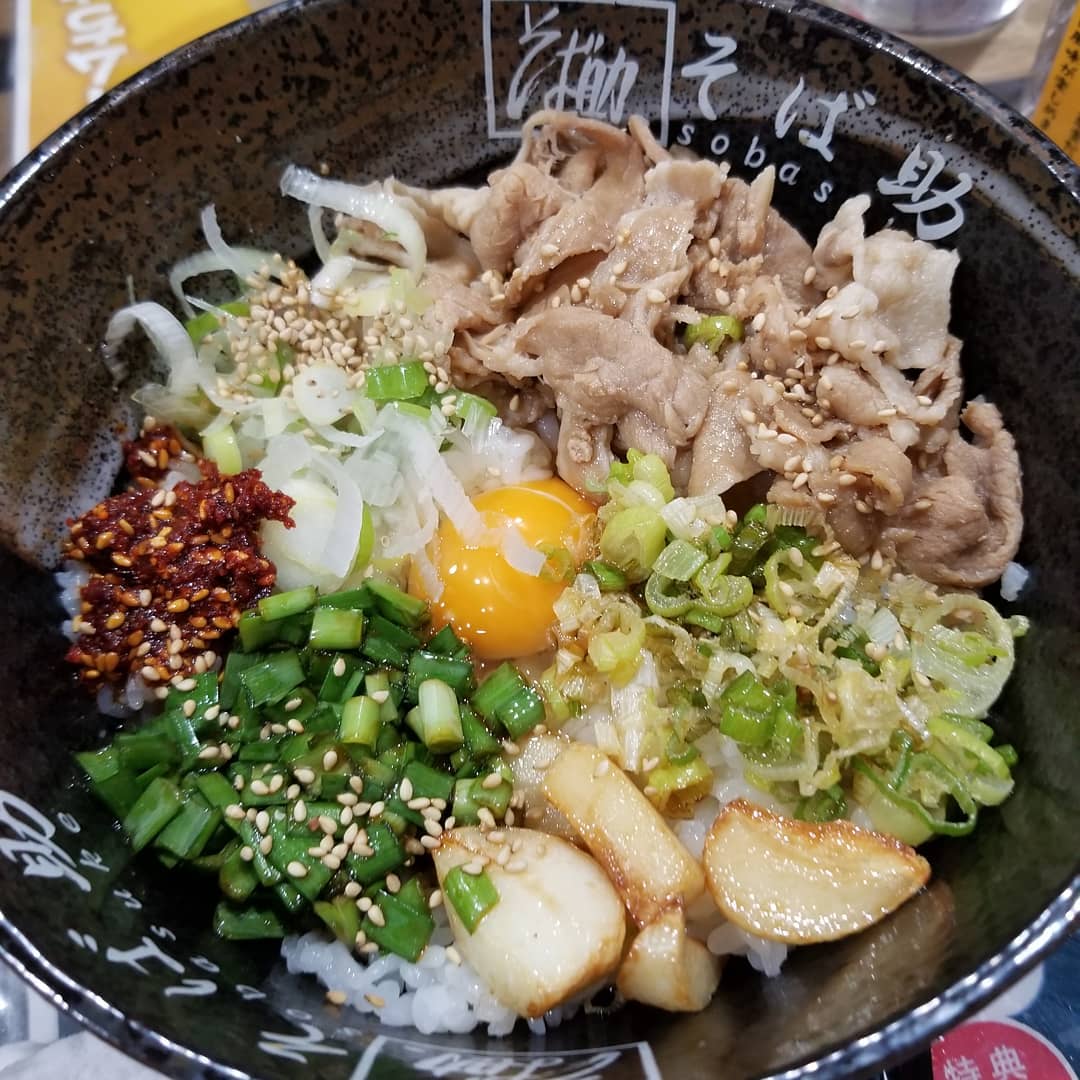 そば助 そば助 世界最強の卵かけご飯 最強tkg ゴマ唐辛子 赤い魔薬中毒 そば助 赤い魔薬 そば助中毒患者 究極の塩だし 日本一高い立ち食いそば 勝負めし 命を育むごはん屋さん協会 コレド室町 十割そば 十割蕎麦 月見そば そば助流 ガイアの