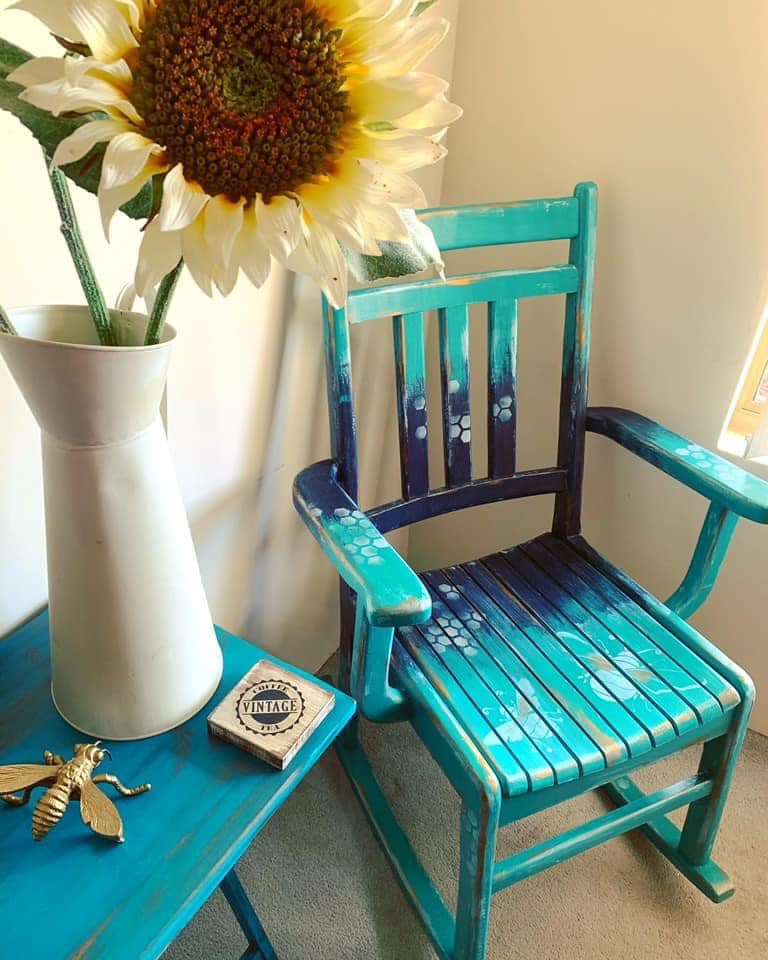 In Distress - Ready to find it’s new home. Rocking chair 🐝...