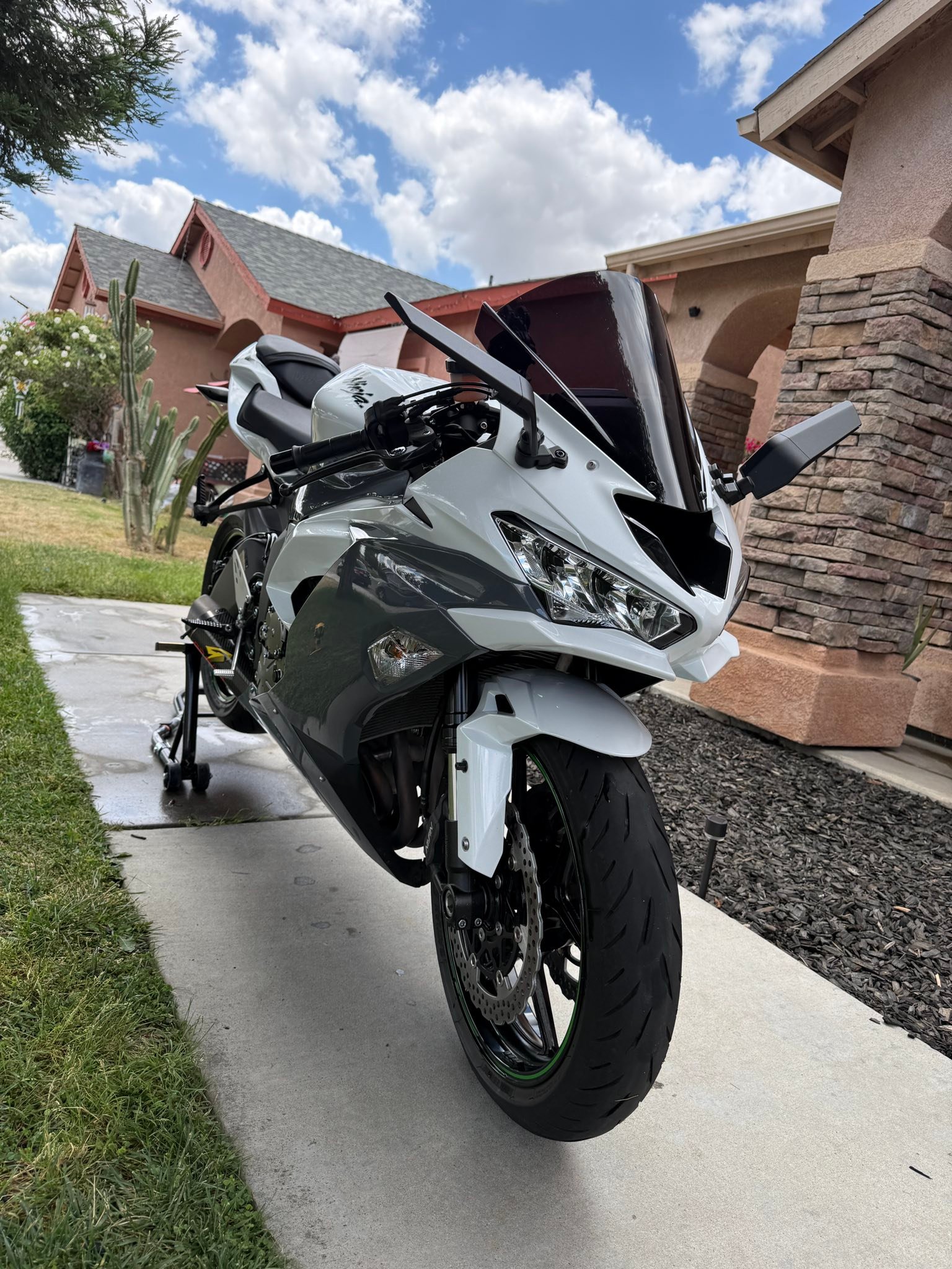 2021 Kawasaki Ninja ZX6R 8,800 miles 131 HP Clean Title ￼ Pearl