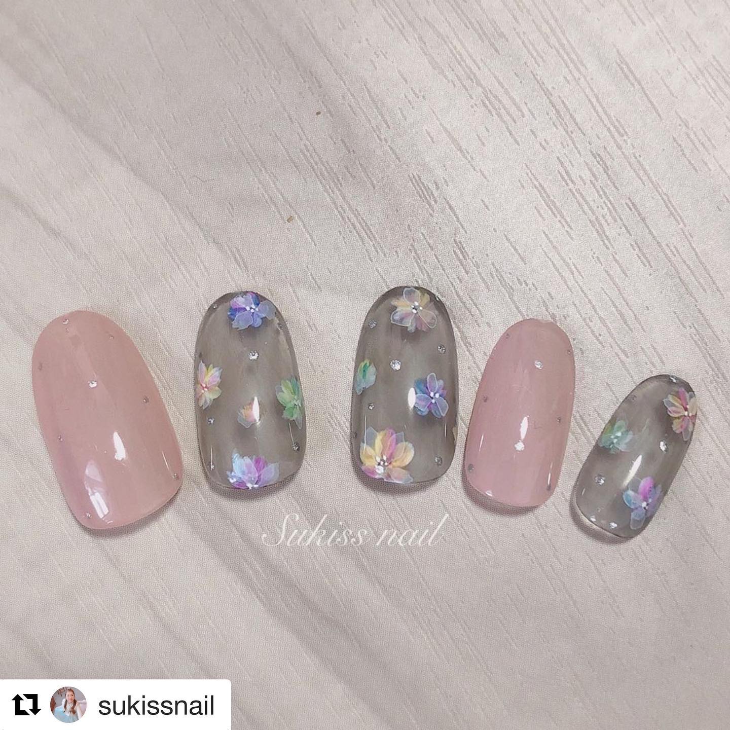 Silro Nail Repost Sukissnail With Get Repost コロナが終わったらやりたいネイル 当店では柔らかい雰囲気のデザインが人気なので 小さなかわいいお花をちりばめました Silronail Silronail Japan 使用カラー 131m 133m 149mt 156m