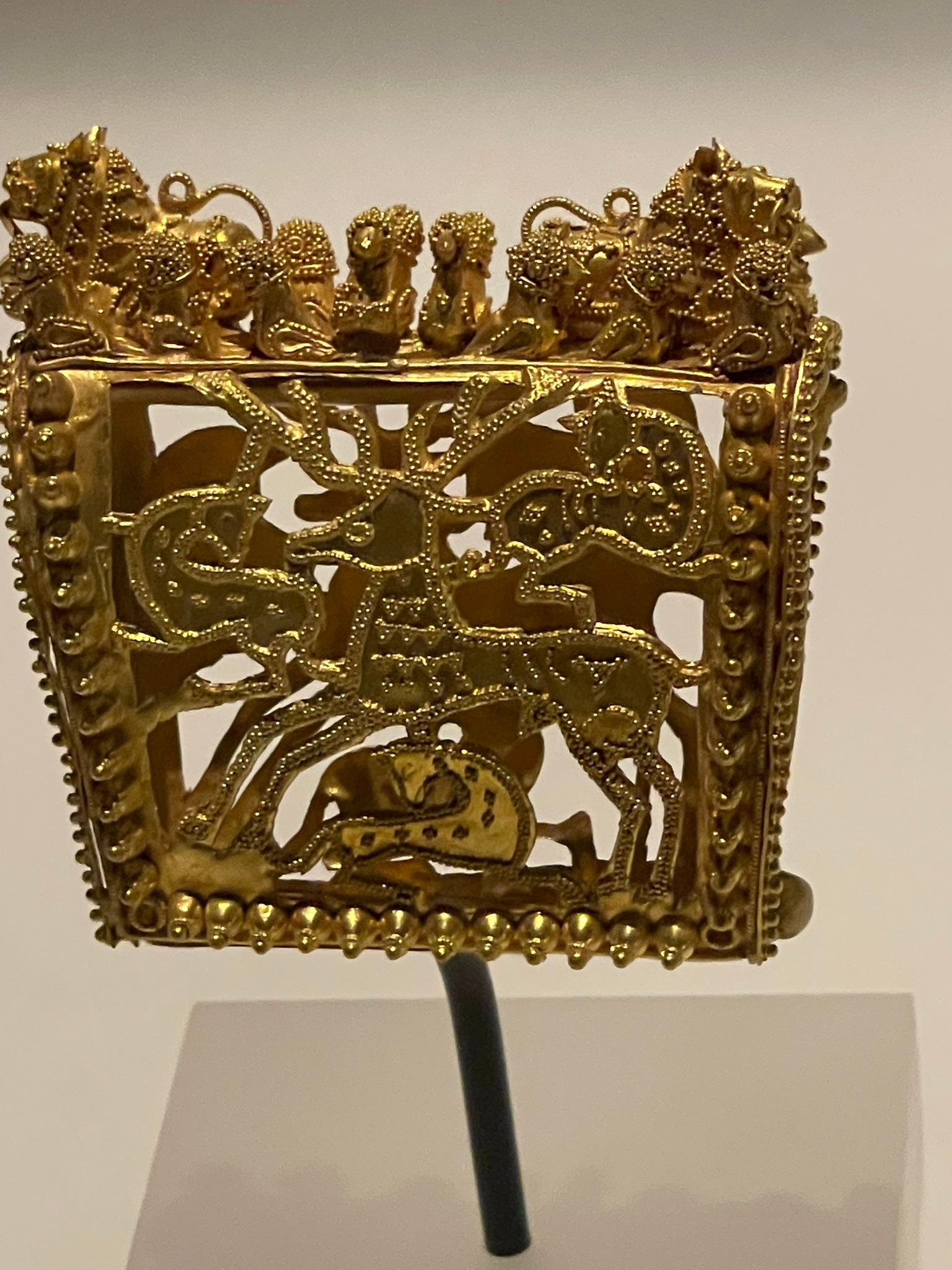 Colchian gold headpiece with deer decoration