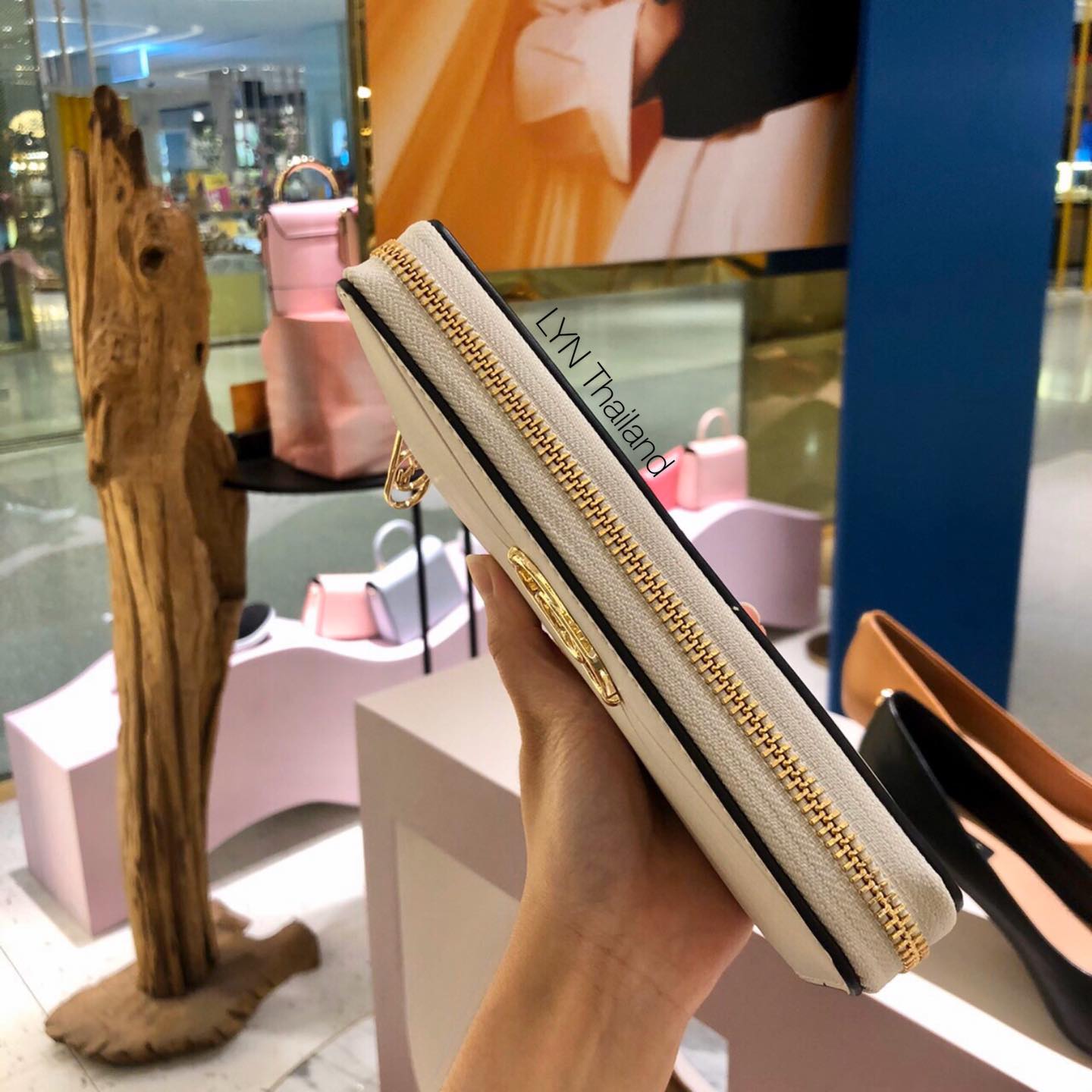LYN Thailand - #กระเป๋าสตางค์LYN รุ่น Pyramid Long Wallet...