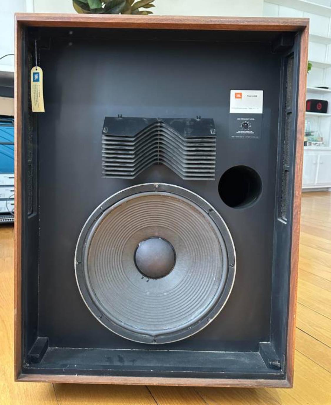 Excellent bookshelf speaker JBL J520M. Sound is great Highly rated