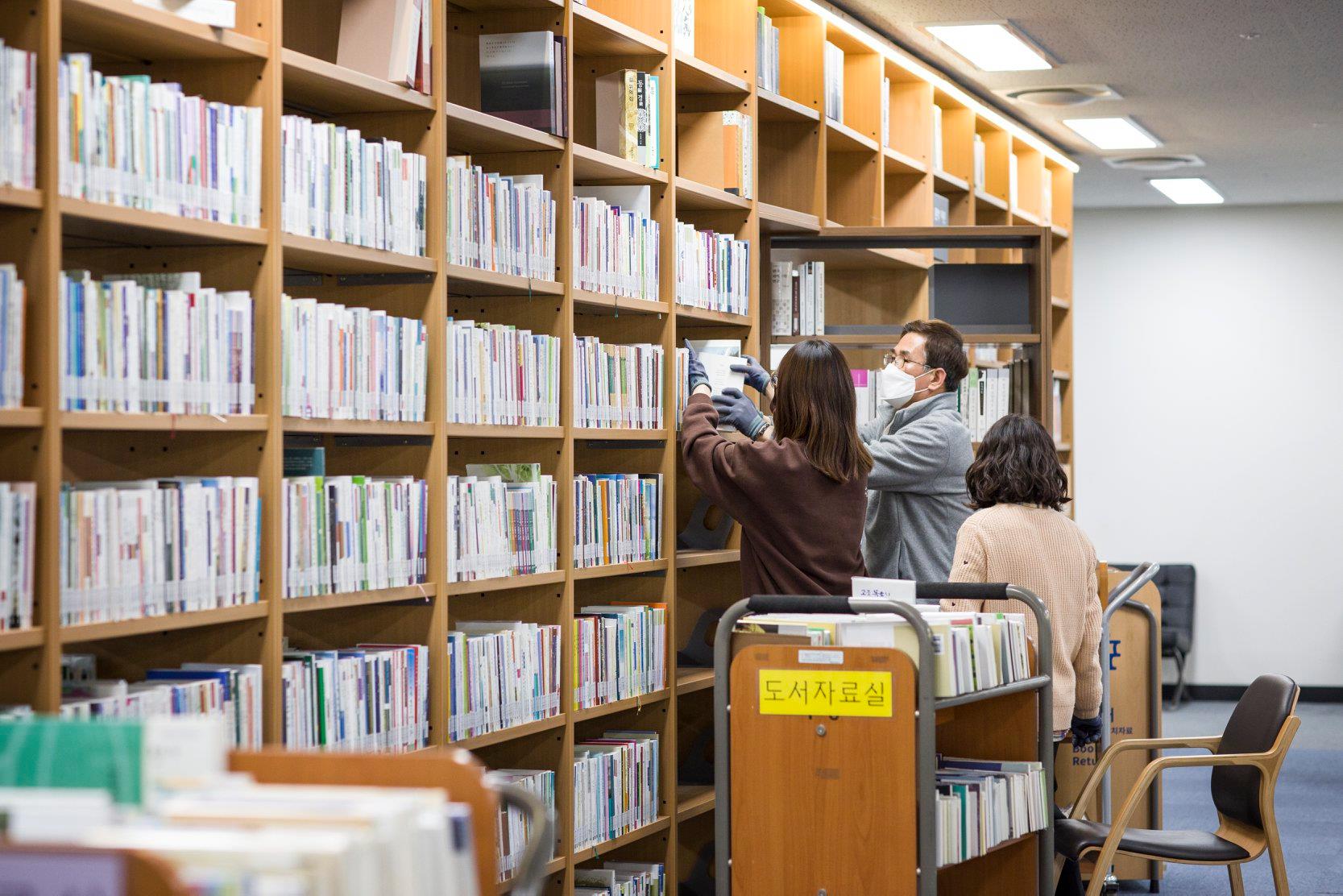 국립중앙도서관 2층 문학실은 이용자분을... - 국립중앙도서관 National Library of Korea