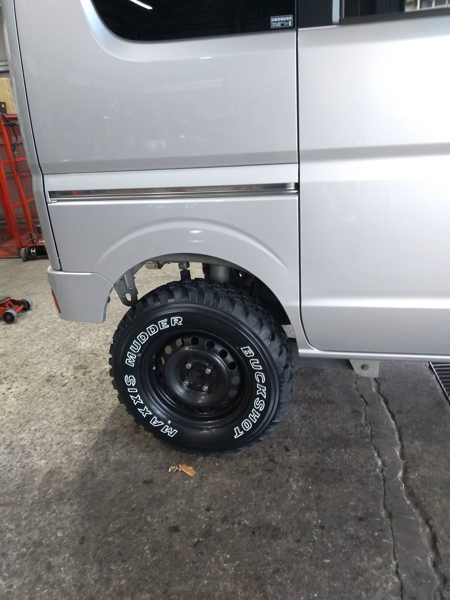 エブリーにマキシス バックショット 195R14を装着いたしました 