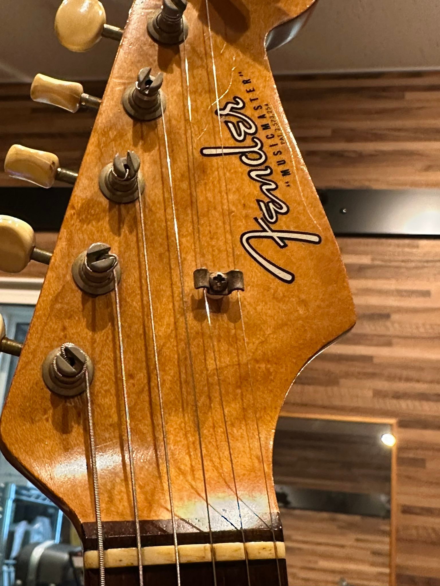1963年製fendermusicmaster(age63) あまり弾きこまれてなかったのかな 