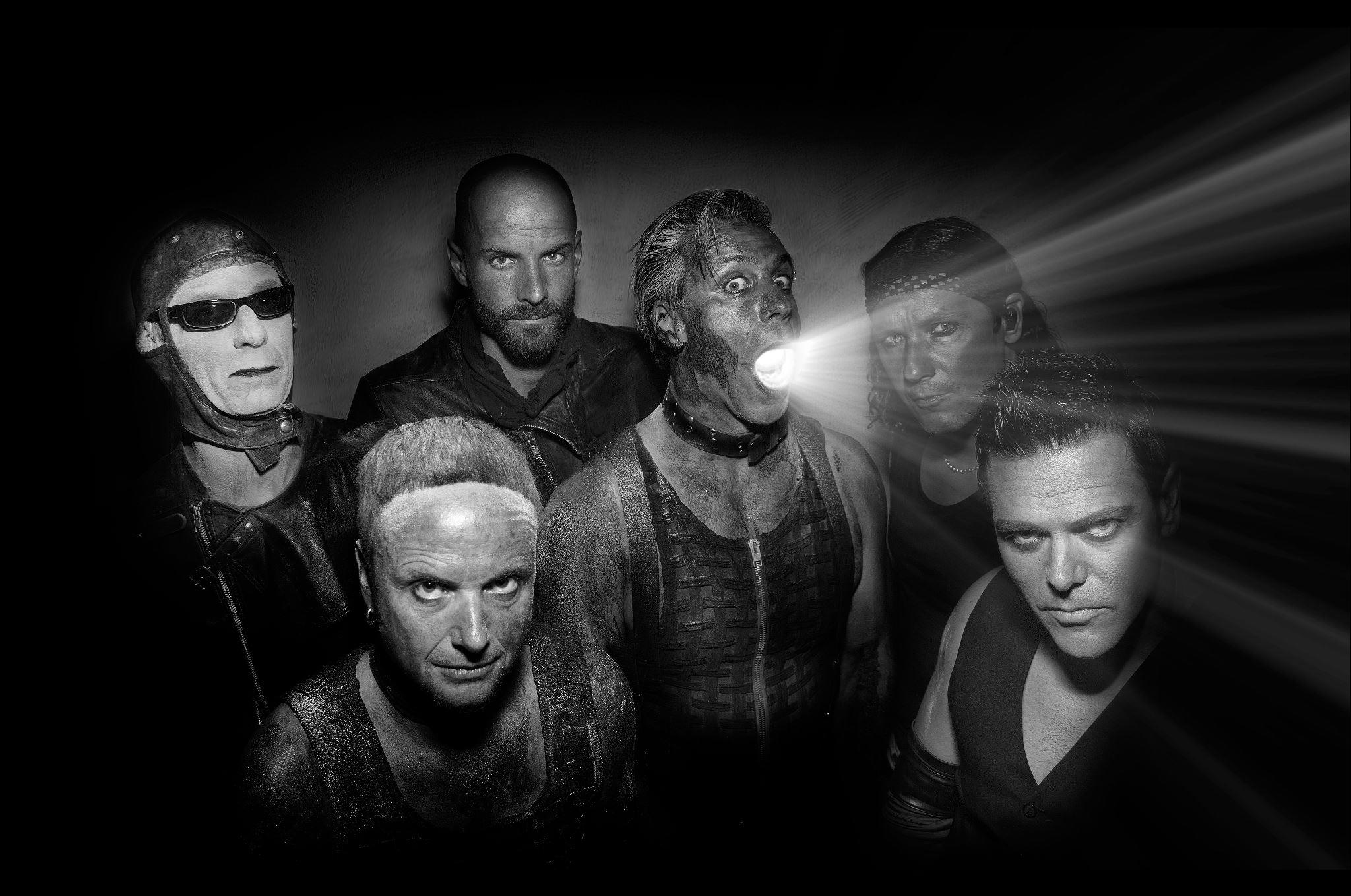 A Que... - A Que Juntamos 10.000 Fan's De Rammstein [R+]
