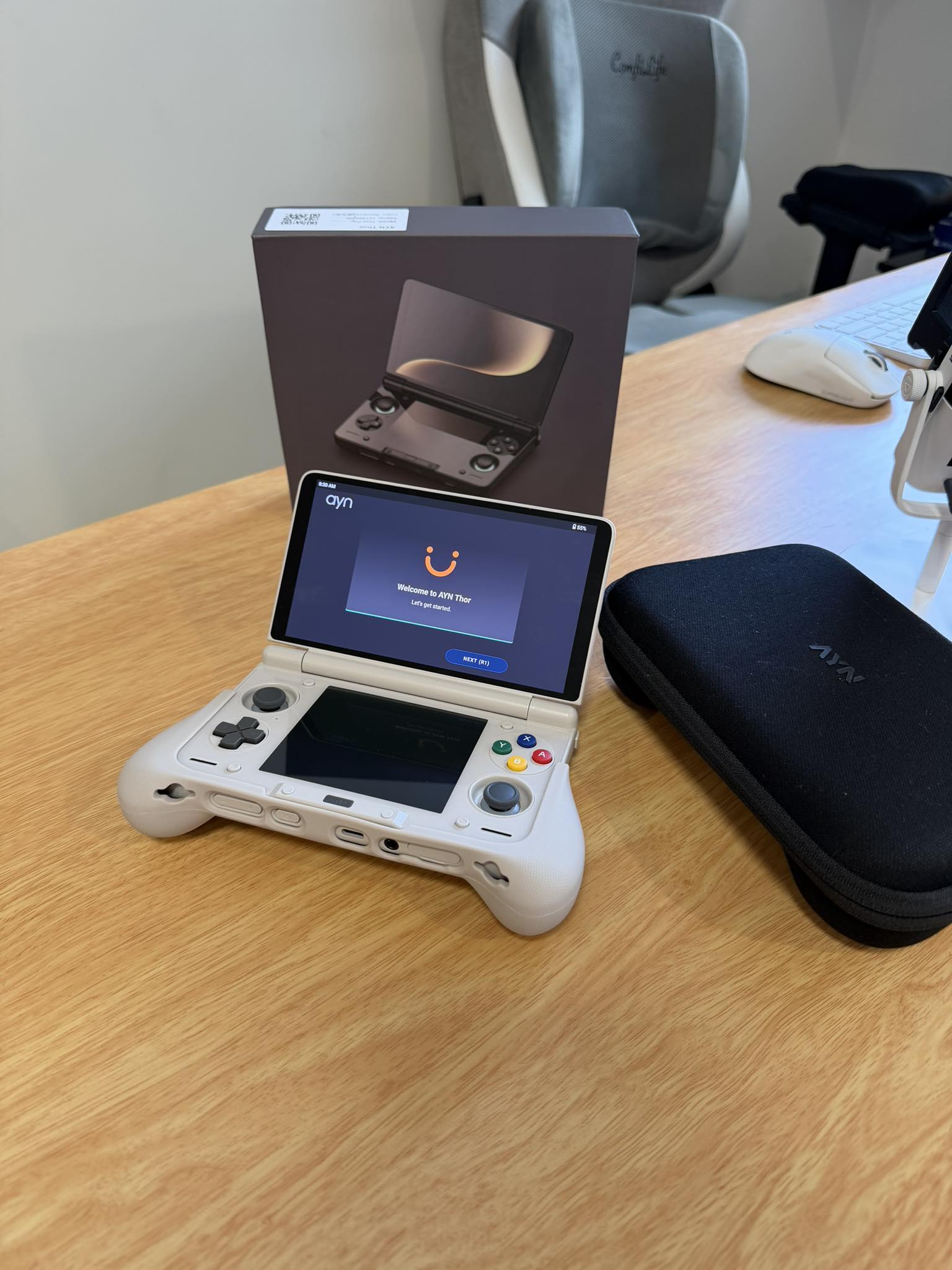 AYN Thor Pro unboxing with SakuraModel skin and NSO stylus