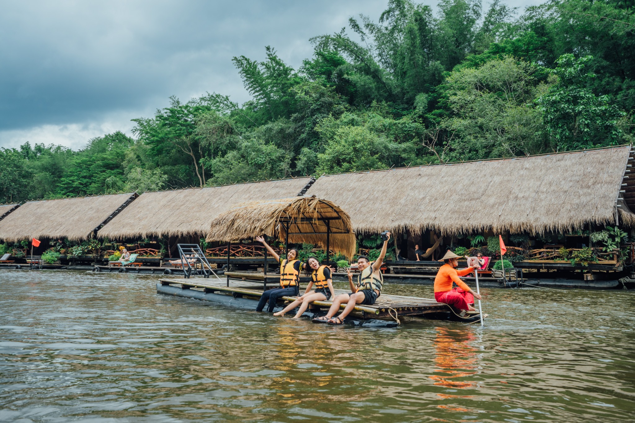 River Kwai Jungle Rafts Floating Hotel ที่พักเเพ ริเวอร์เเคว จังเกิ้ลรา ...