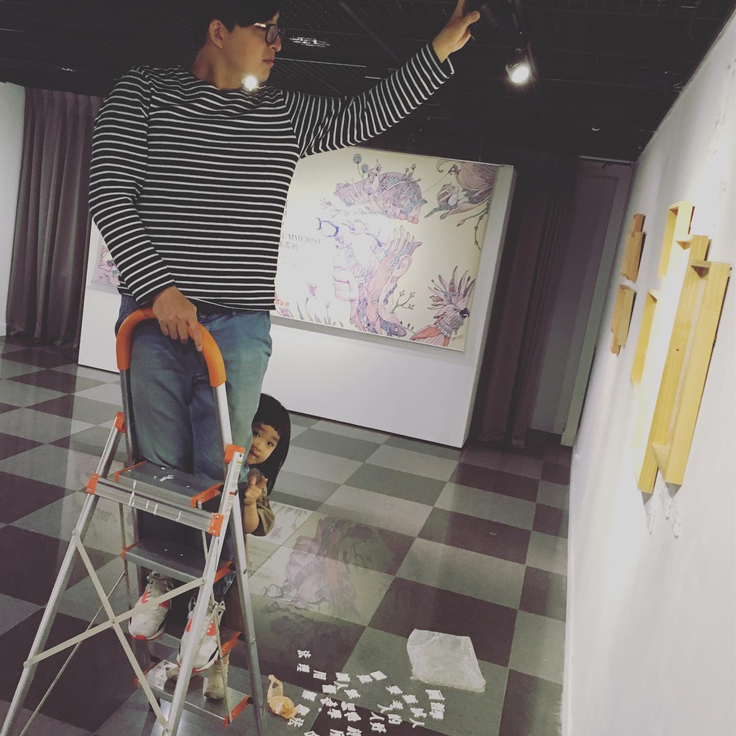 Summerise - 這次台北展女兒是佈展小幫手，專負責帶來歡（混）樂（亂）的😂 画什麼哲學? -台北站 ... | Facebook