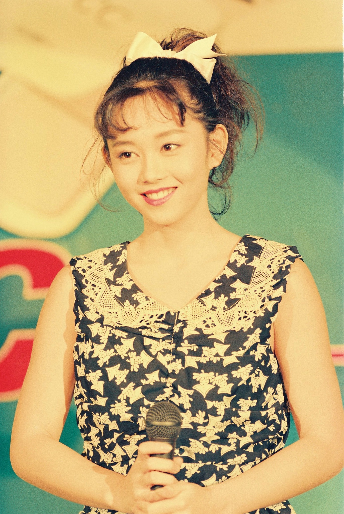 80年代の輝き ✨ 奈保子さんの笑顔は、まさに「癒やし」そのもの