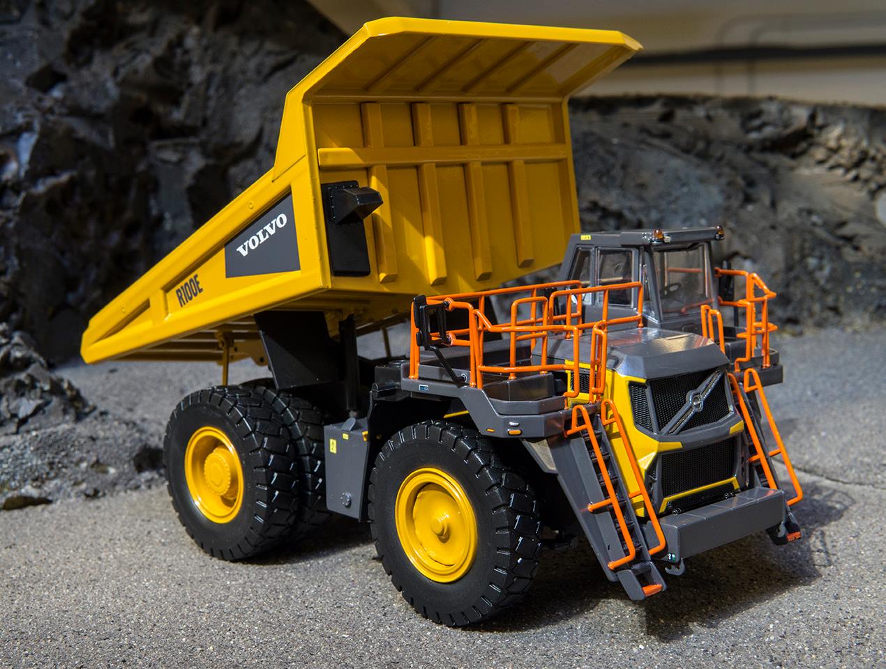 modelmotor - El nuevo Volvo R100E de Wsi Models a escala...