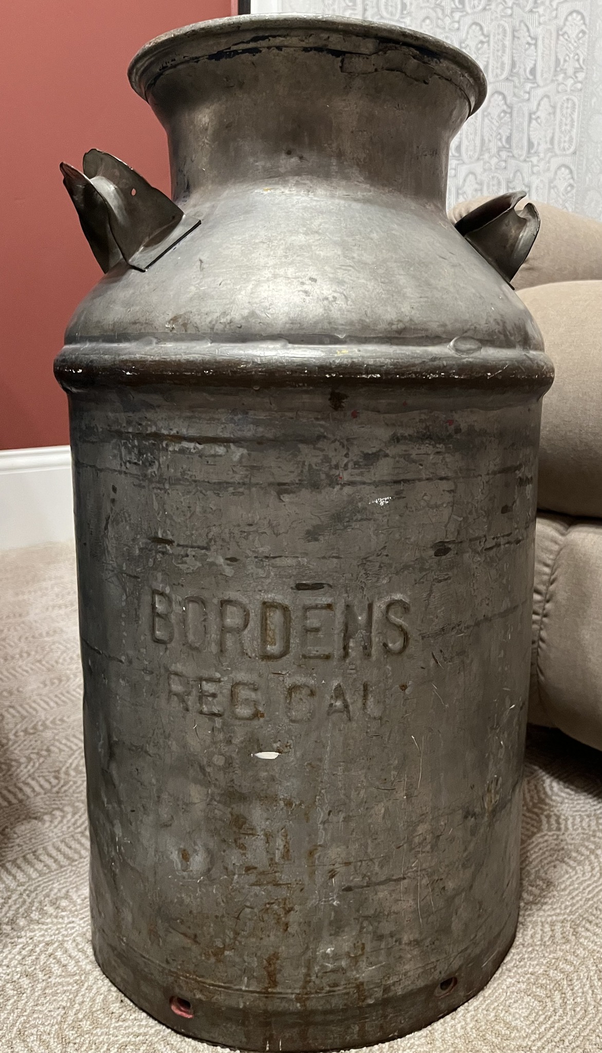 What is the meaning of Borden's spelling on antique milk can?