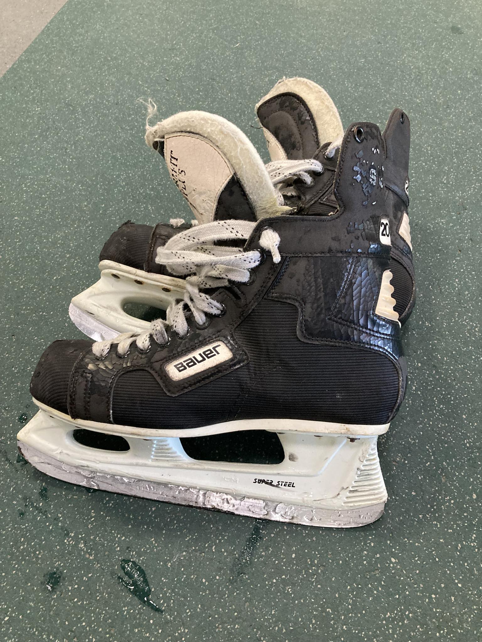 Bauer Nexus N2900 skates. Size 3 (4 shoe size) Great skate. Lots 