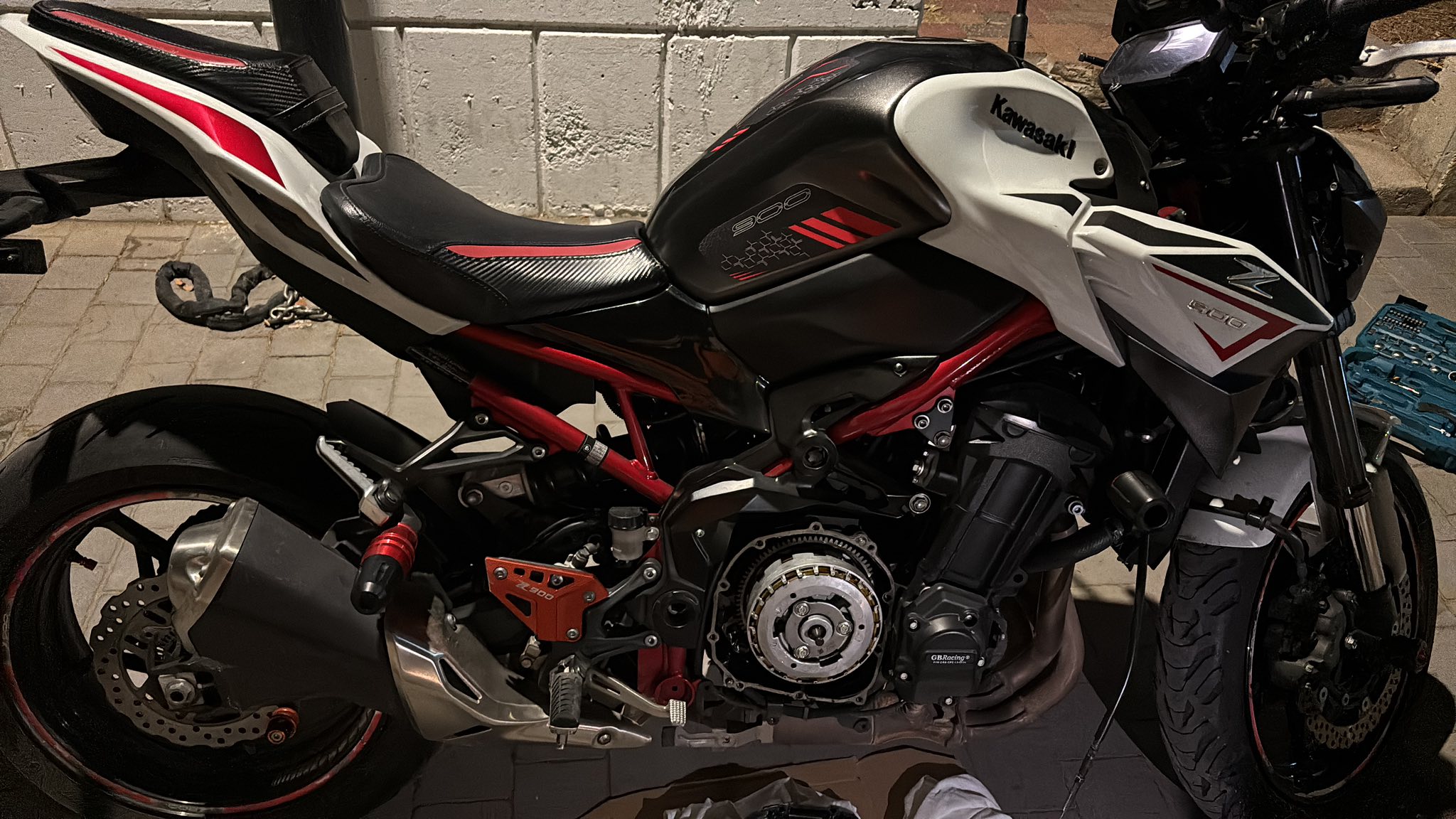 Why is my Kawasaki Z900 clutch not engaging?