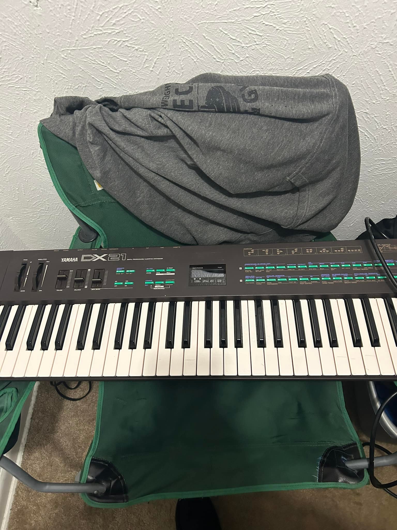 How to use the Yamaha DX21 synthesizer?