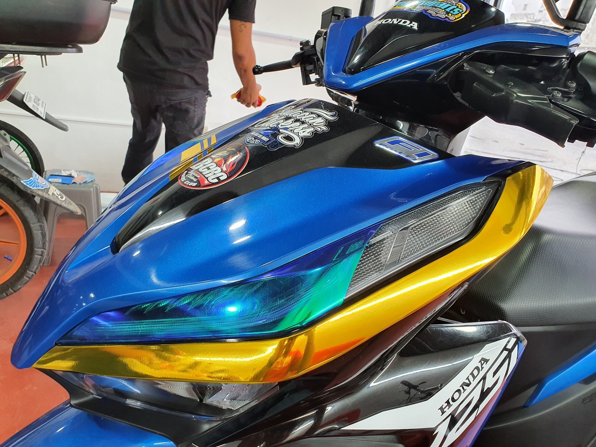 JUAN Decals - Honda Click Chrome Gold Linings 😊😍🥰 Kindly... | Facebook