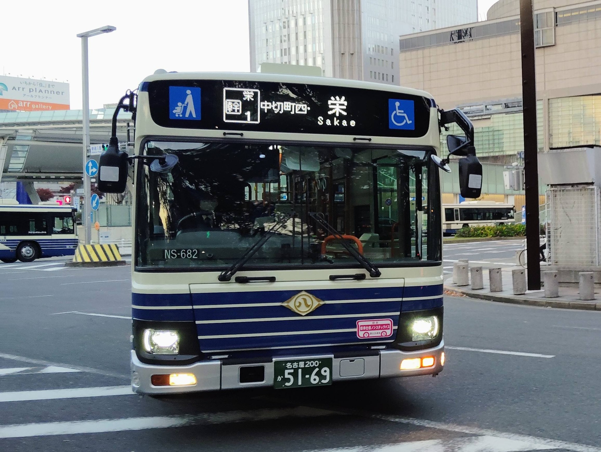 名古屋市交通局、いすゞエルガNS-682号車です。 今年度の名古屋市交通 