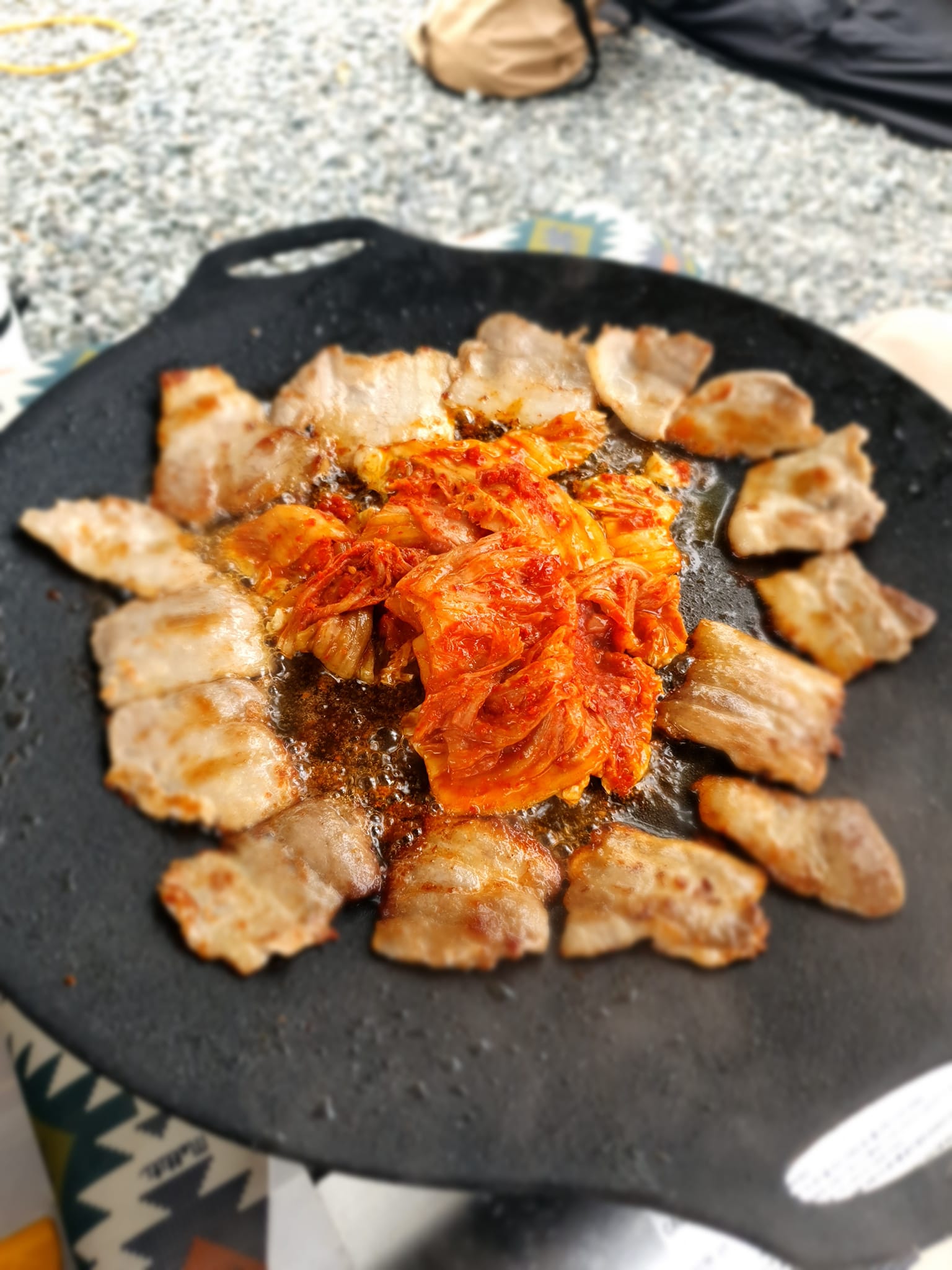 인생탁 맛있다. 생탁 - 캠핑 국룰 냉삼에 푹~~익은 김치까지 지글지글🥩 이게 바로 힐링이죠👐 -... | Facebook