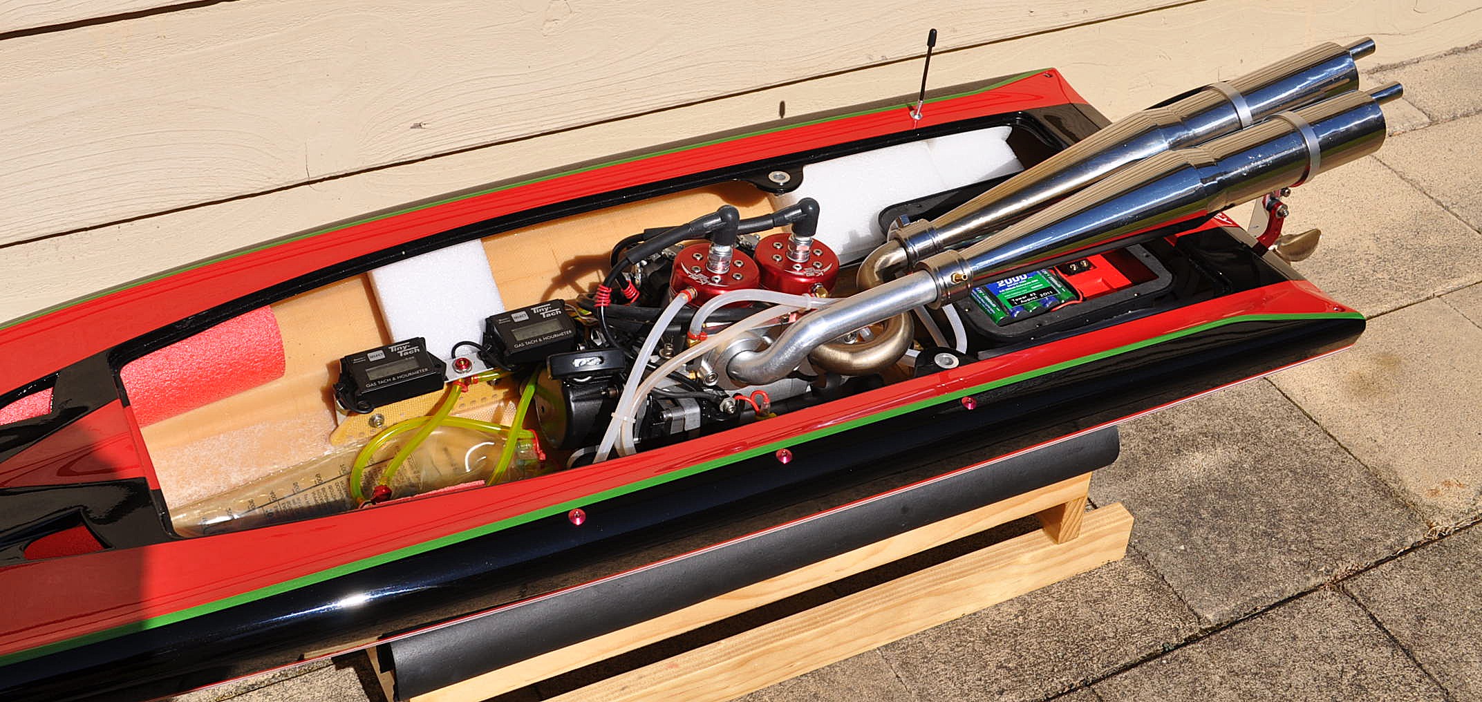 RC boat Hot Rod Special with RCMK K600 twin-cylinder engine