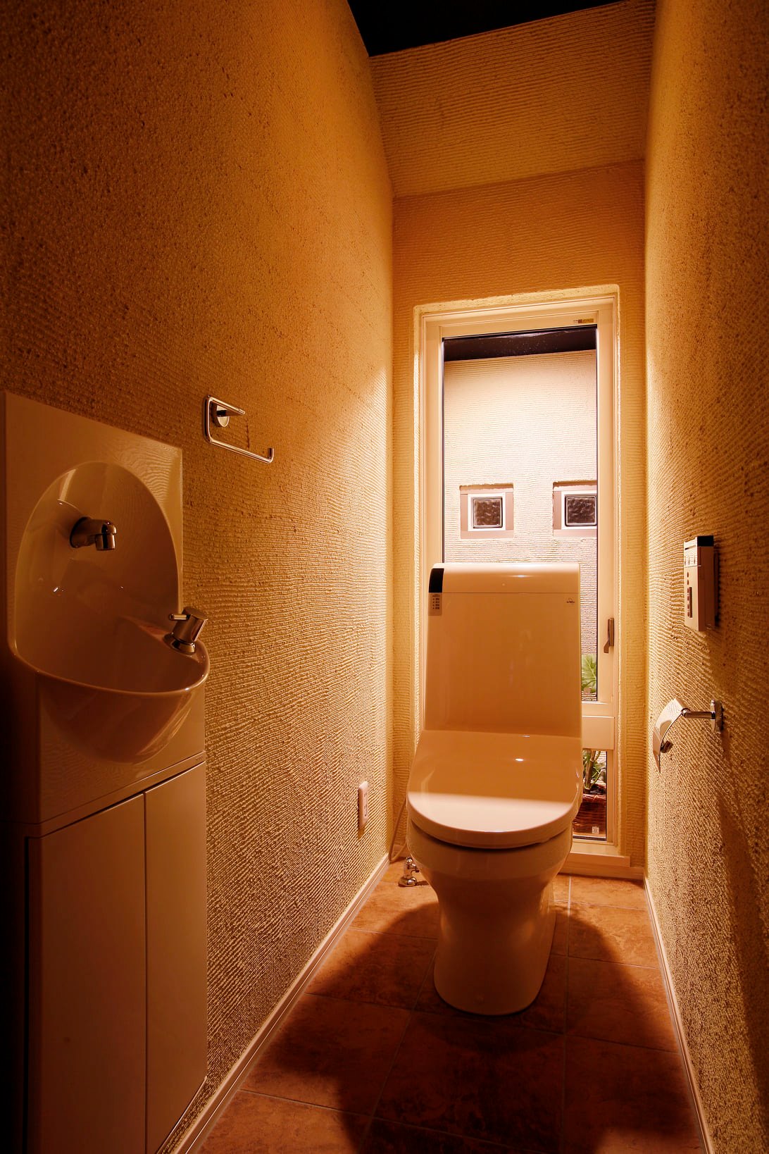 納得スタイルホーム株式会社 トイレの向こうにはなんと坪庭が トイレ 洗面 手洗い 窓 トイレ収納 変わったトイレ ホルダー 照明 ライト 家づくり 注文住宅 自由設計 納得住宅工房 Casavivace Facebook
