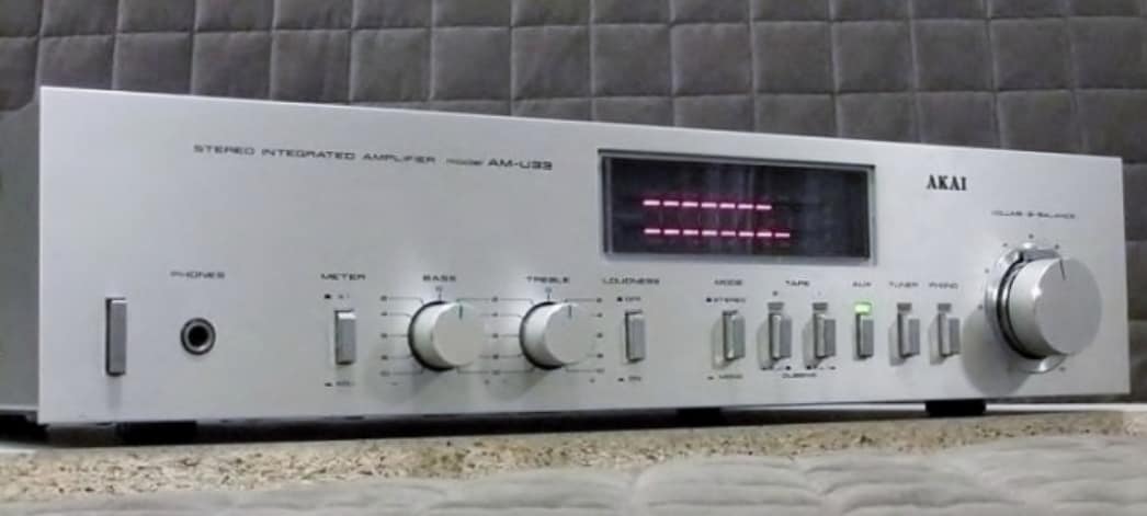 Akai 1982 Vintage Stereo System Akai AM-U33 Stereo Amplifier 43W