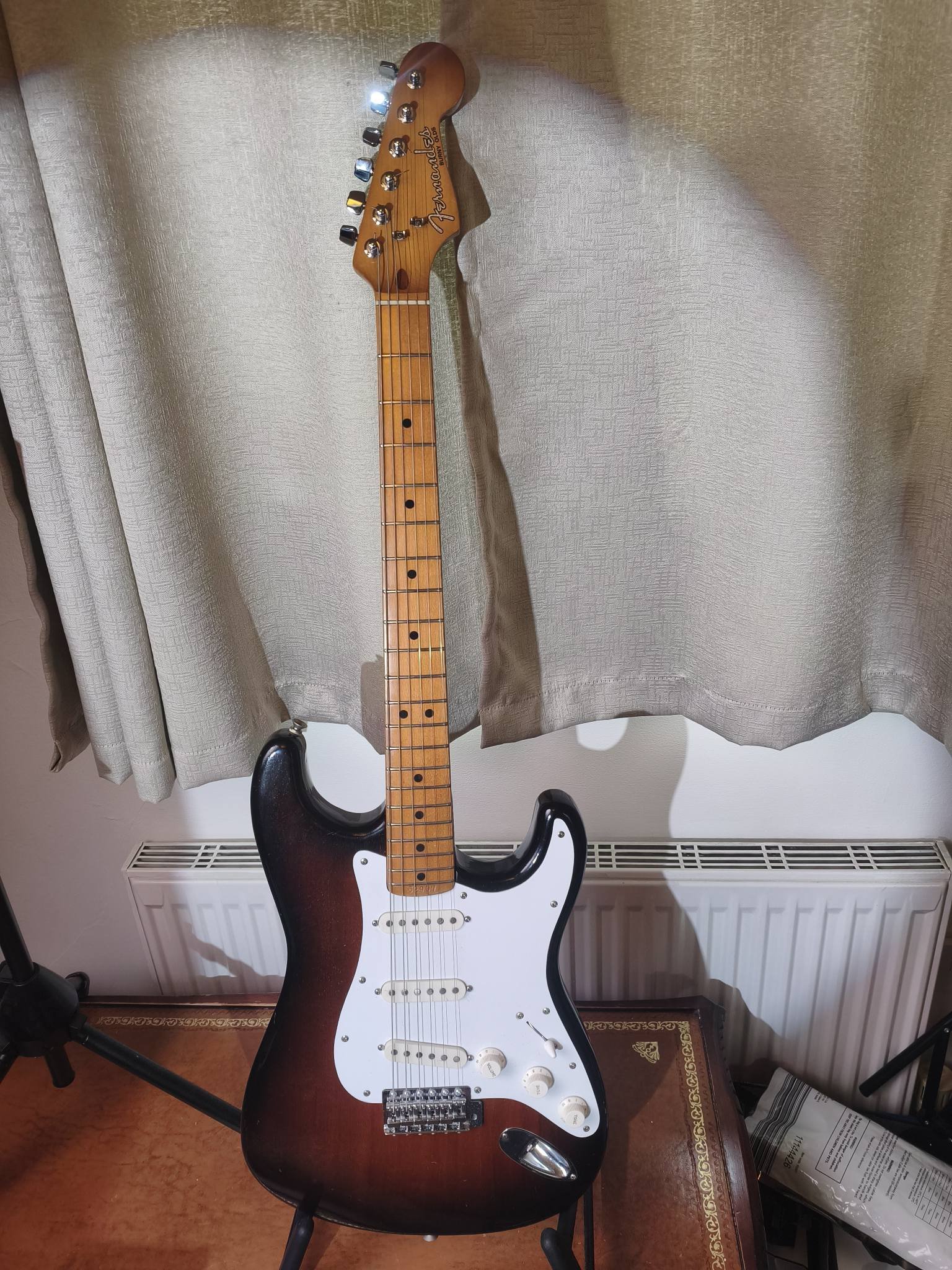 ＦＥＲＮＡＮＤＥＳ　　ＦＳＴ－８５ Fernandes FST-85 Stratocaster with rare Cashew finish