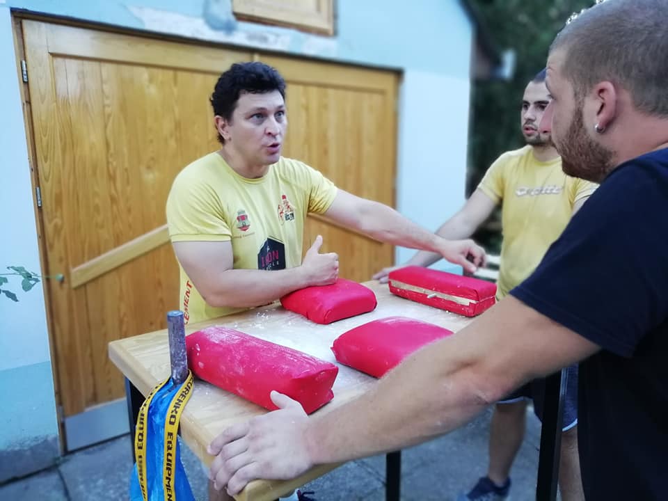 Dukes armwrestling Rumenka