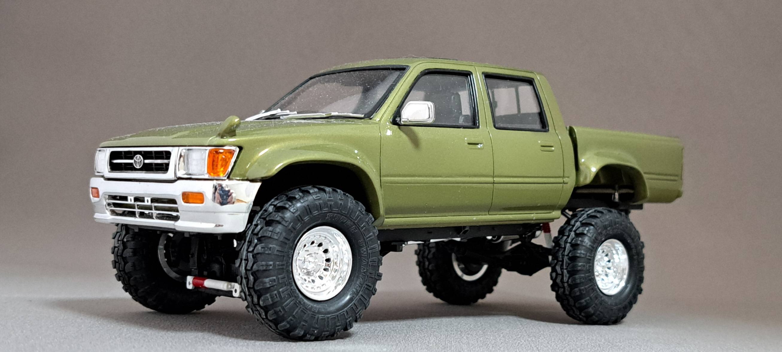 アオシマのハイラックスダブルキャブを作りました。