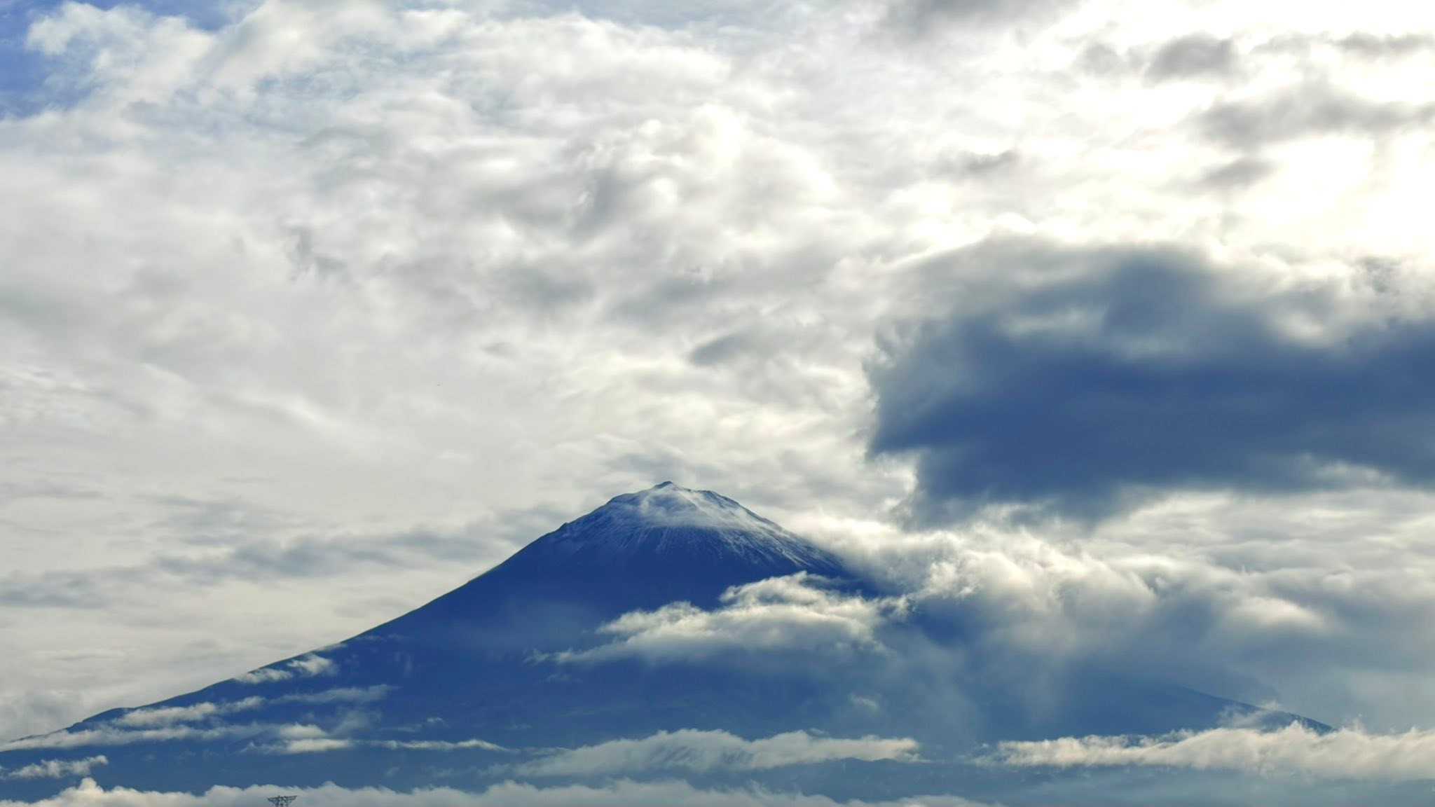 雪が降った 富士山 260615 7:05 昨日の雨で富士山に雪が降った この
