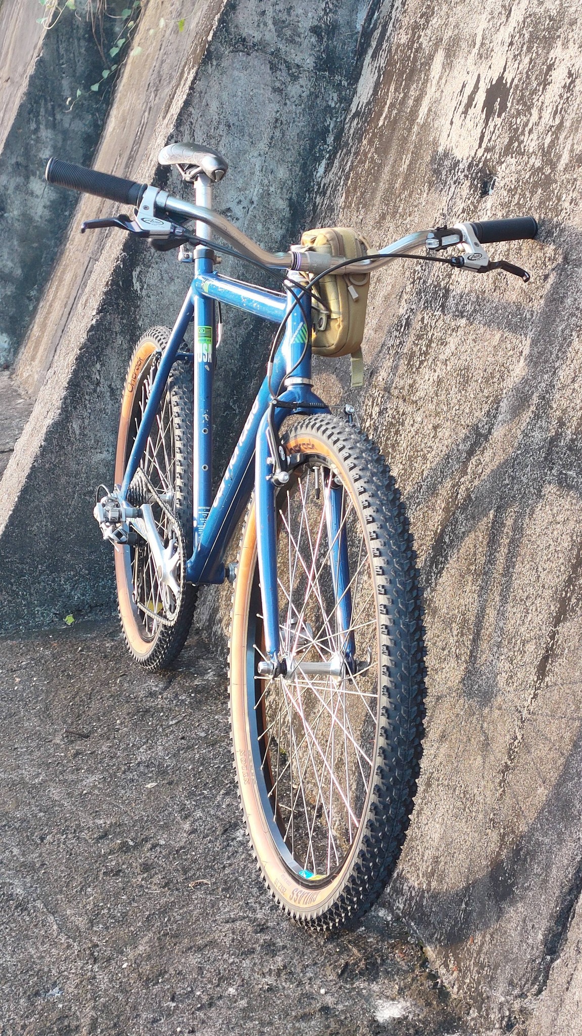 Cannondale m400 hyper-highlight blue bike