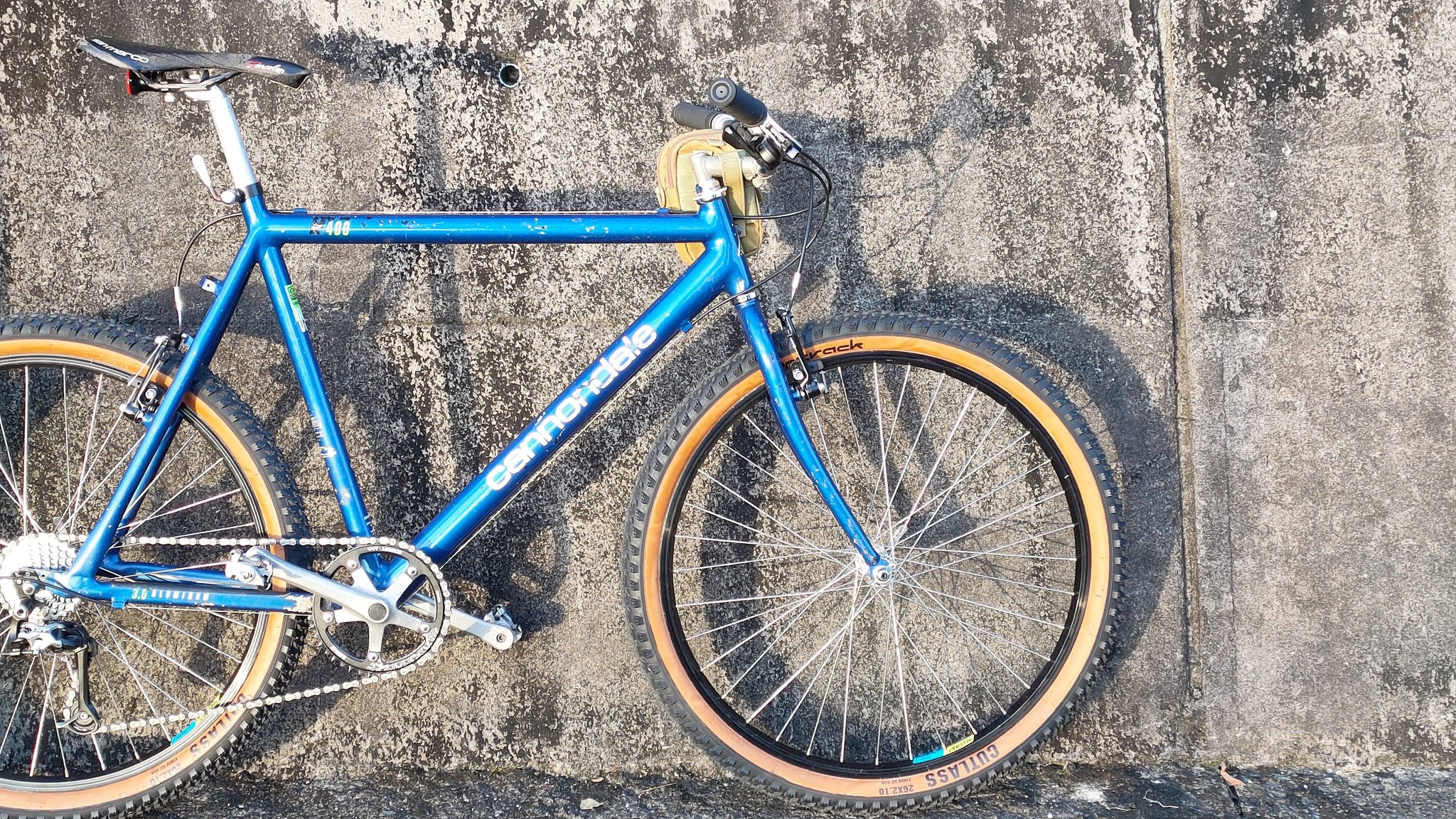 Cannondale m400 hyper-highlight blue bike