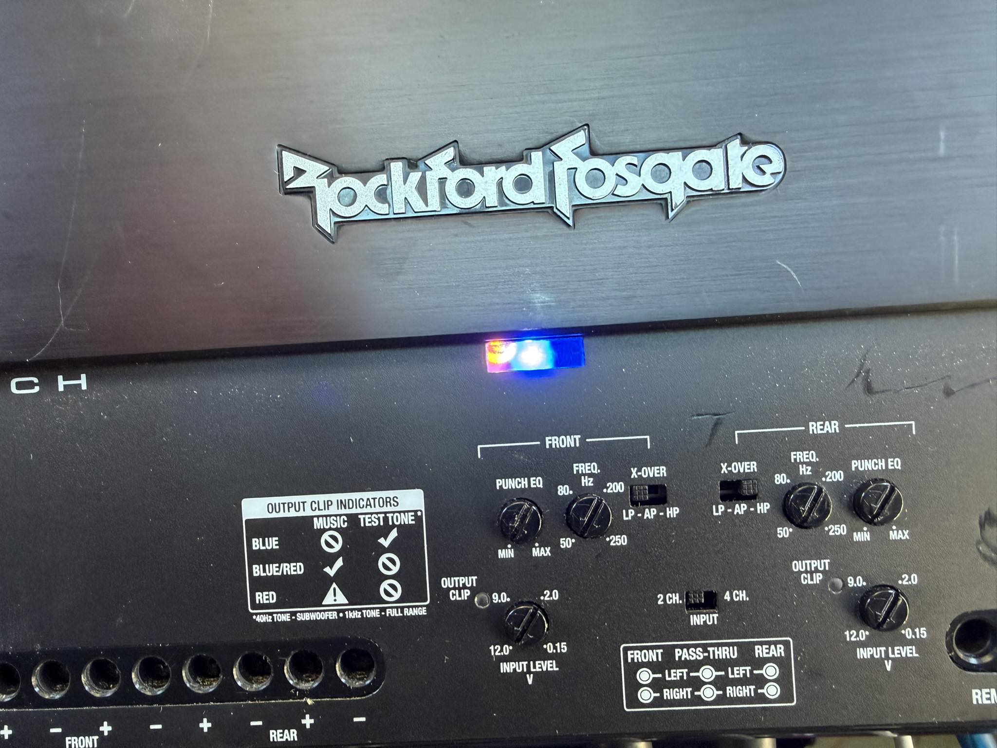 What does red and blue light on Rockford Fosgate p600x4 mean?