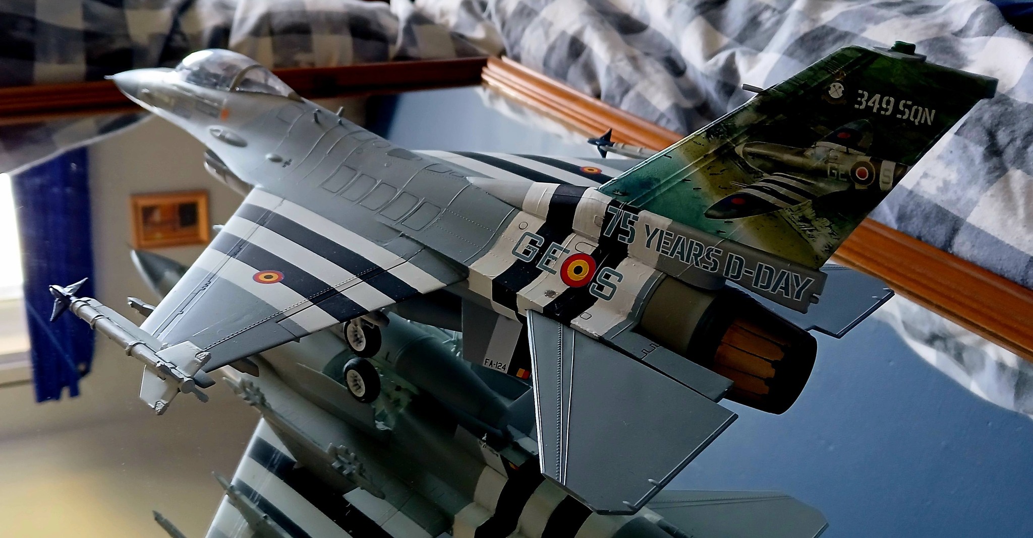 Revell Kit F-16 Falcon 50e Anniversaire – 1:72, Cockpit Détaillé, Train D'atterrissage Au Choix