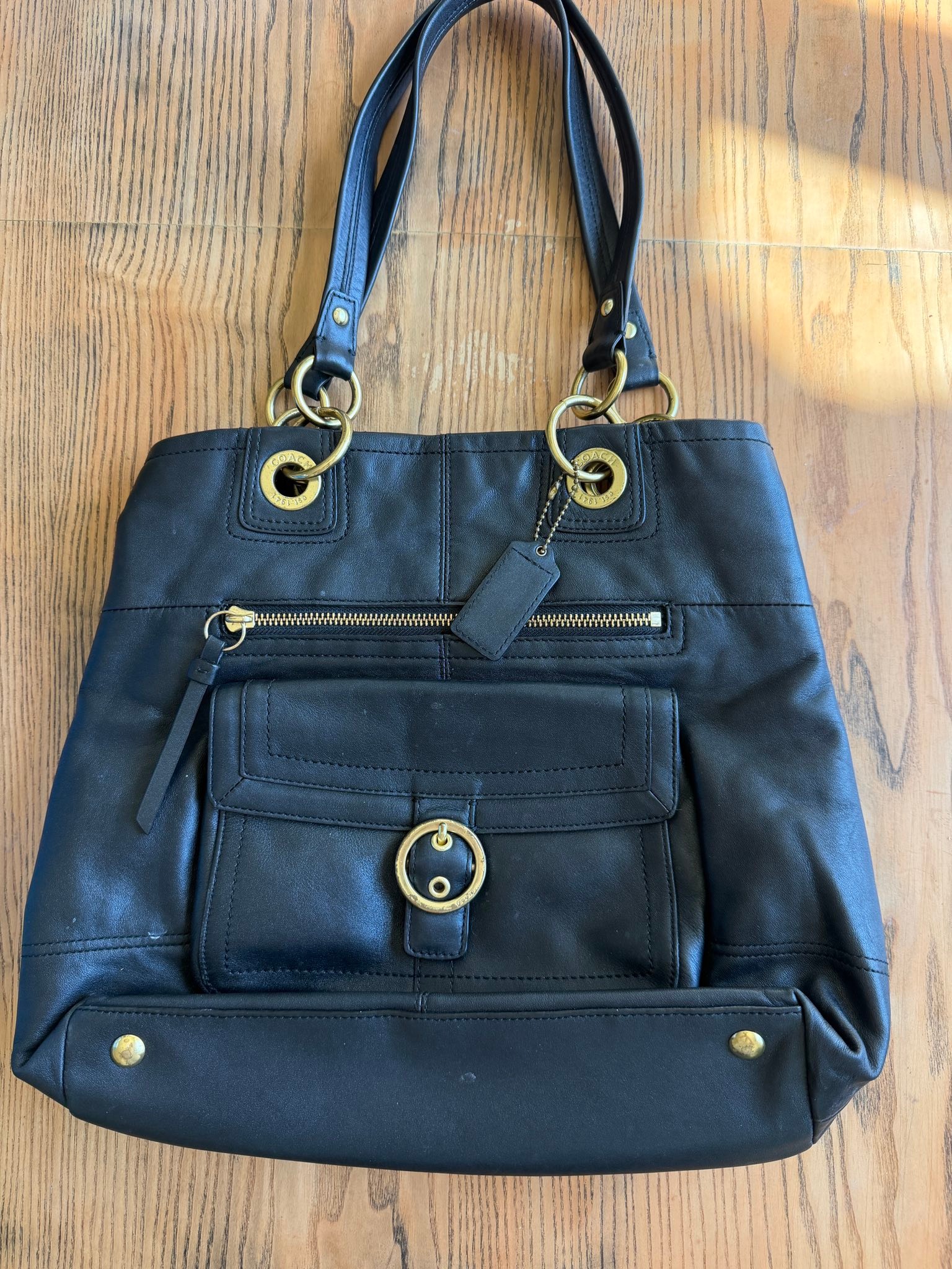 Identifying a 2008 Coach tote with horse and carriage print