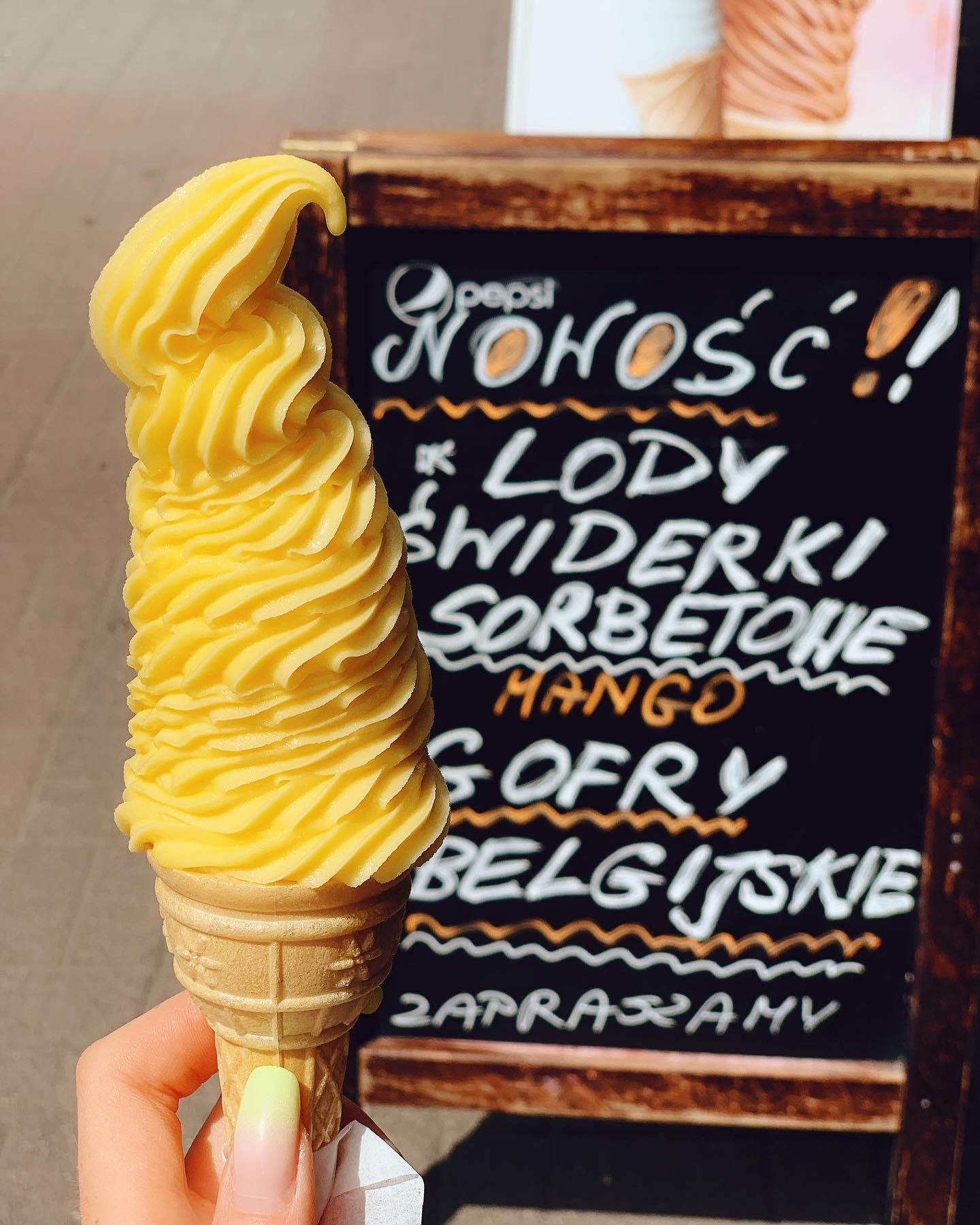 ice-cafe-wis-a-nowo-widerki-sorbetowe-o-smaku-mango-oraz-gofry