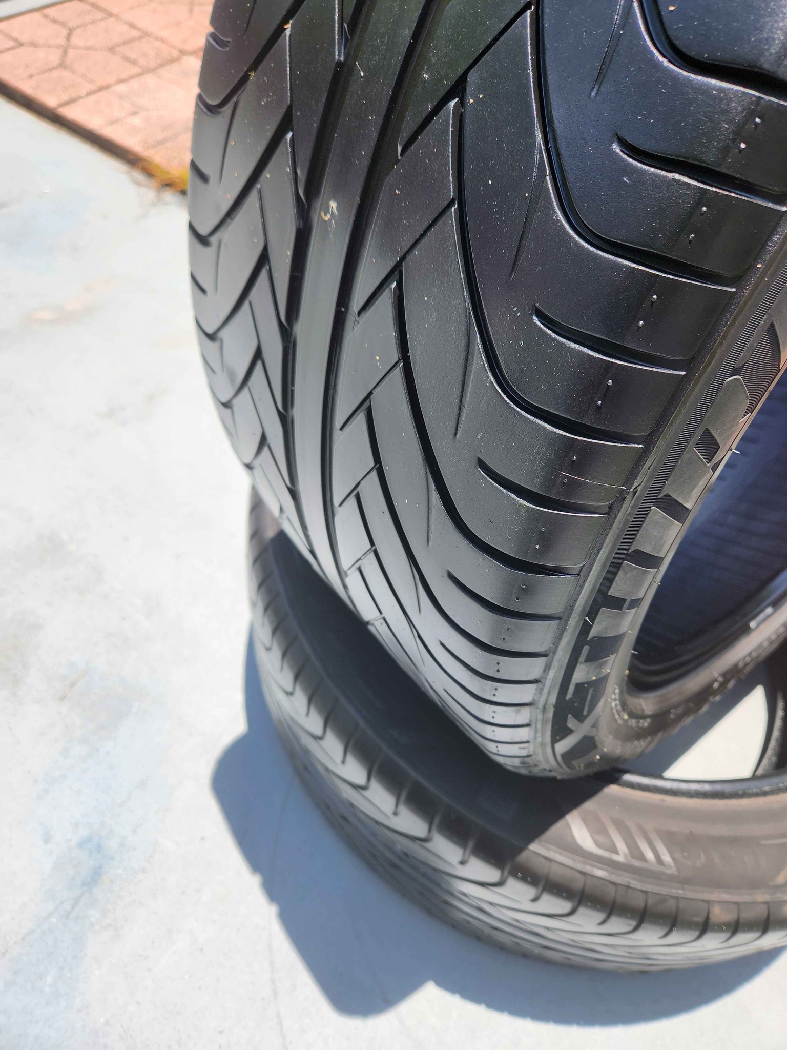 Excellent pair of Lexani LX-Twenty radial tubeless tires. These 