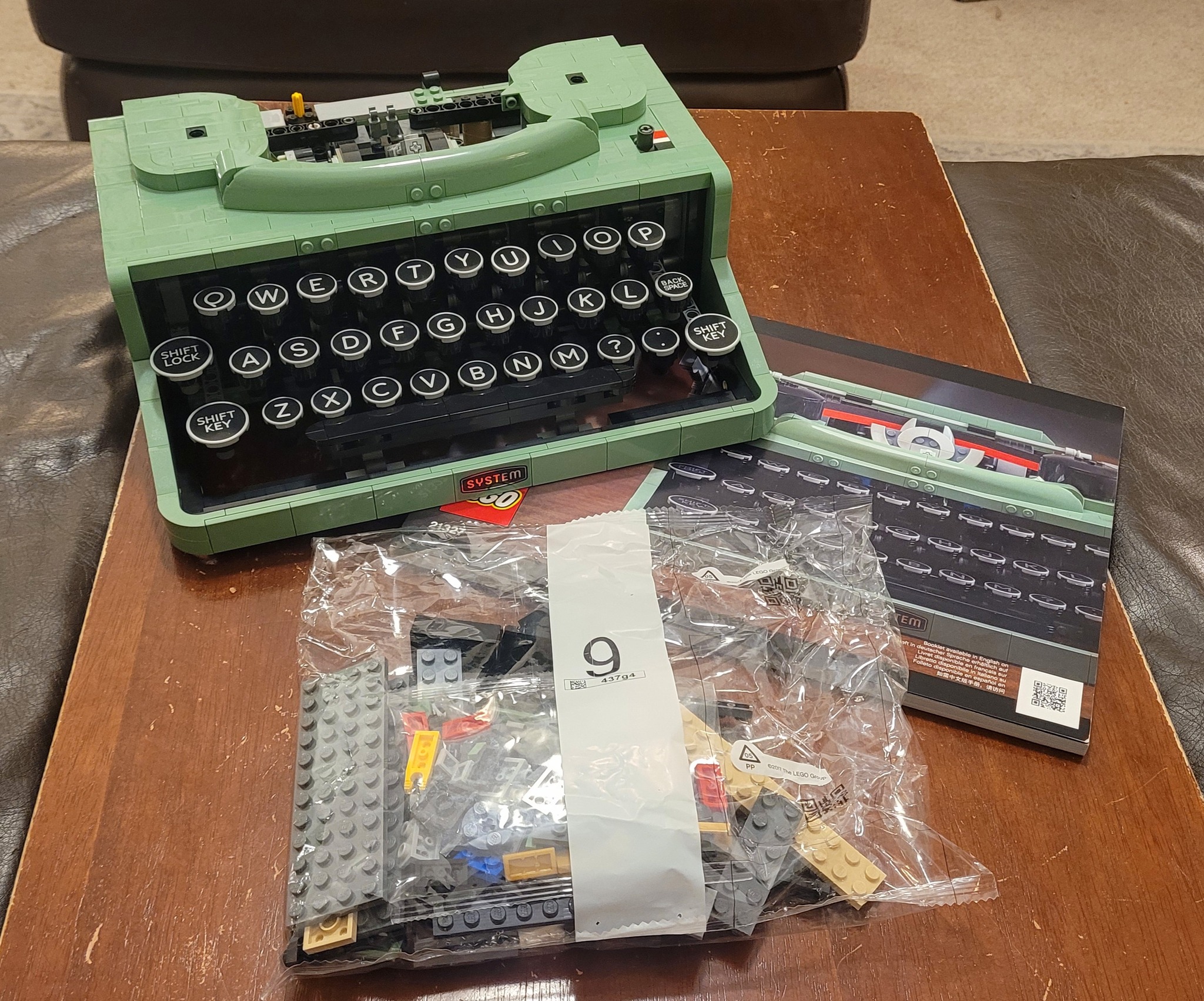 Building Lego typewriter set 21327
