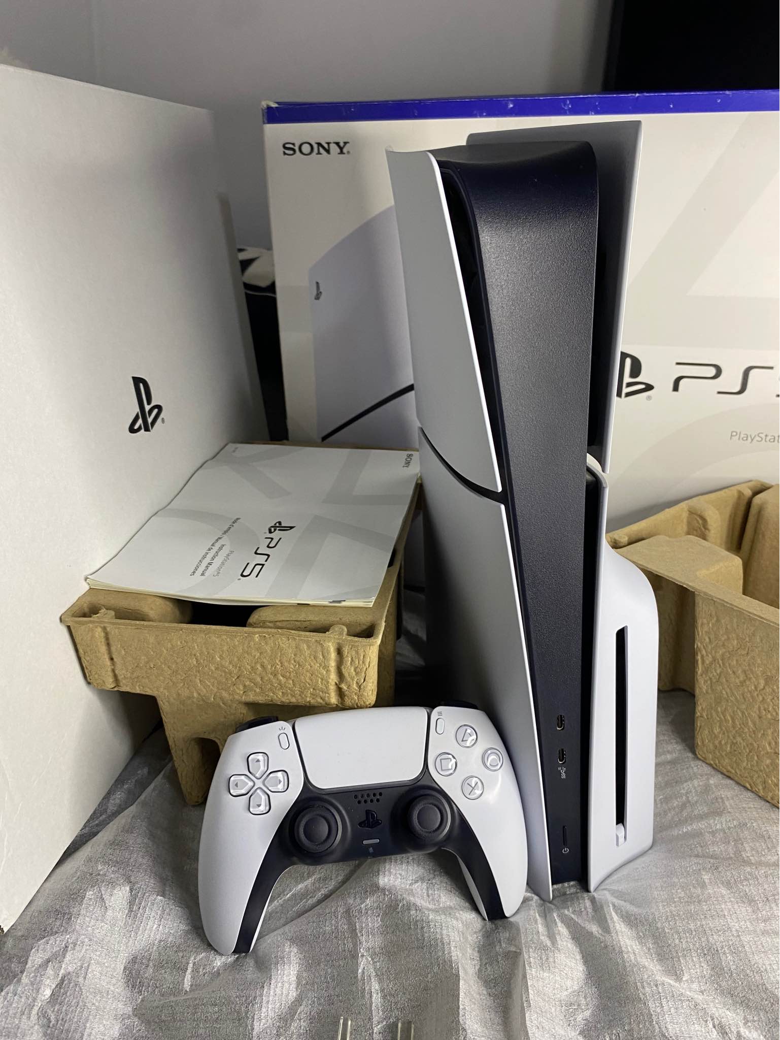 For sale: Ps5 slim disc version New model (full Matt) Prijs 