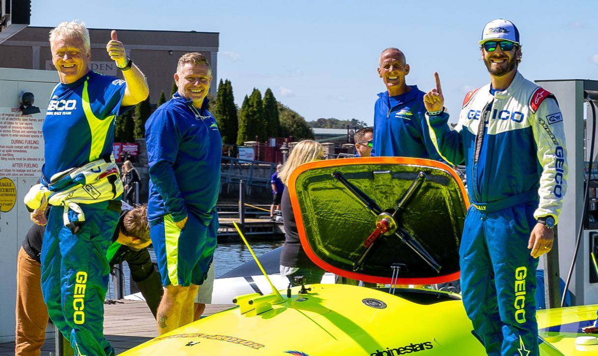 The MISS GEICO Offshore race team... - Speedboat Magazine