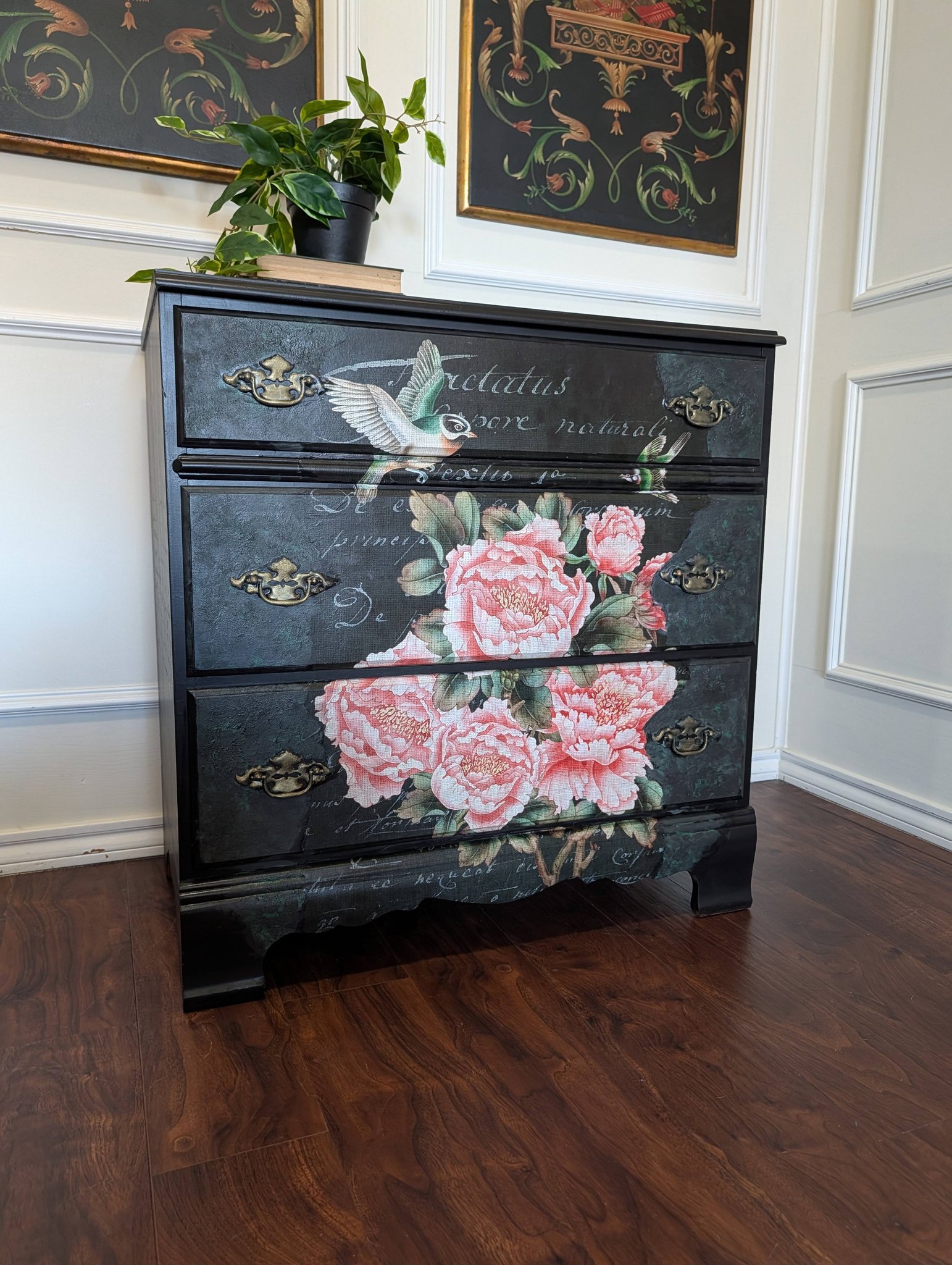 I recently finished this small dresser using the Posh Floral paper 🌸