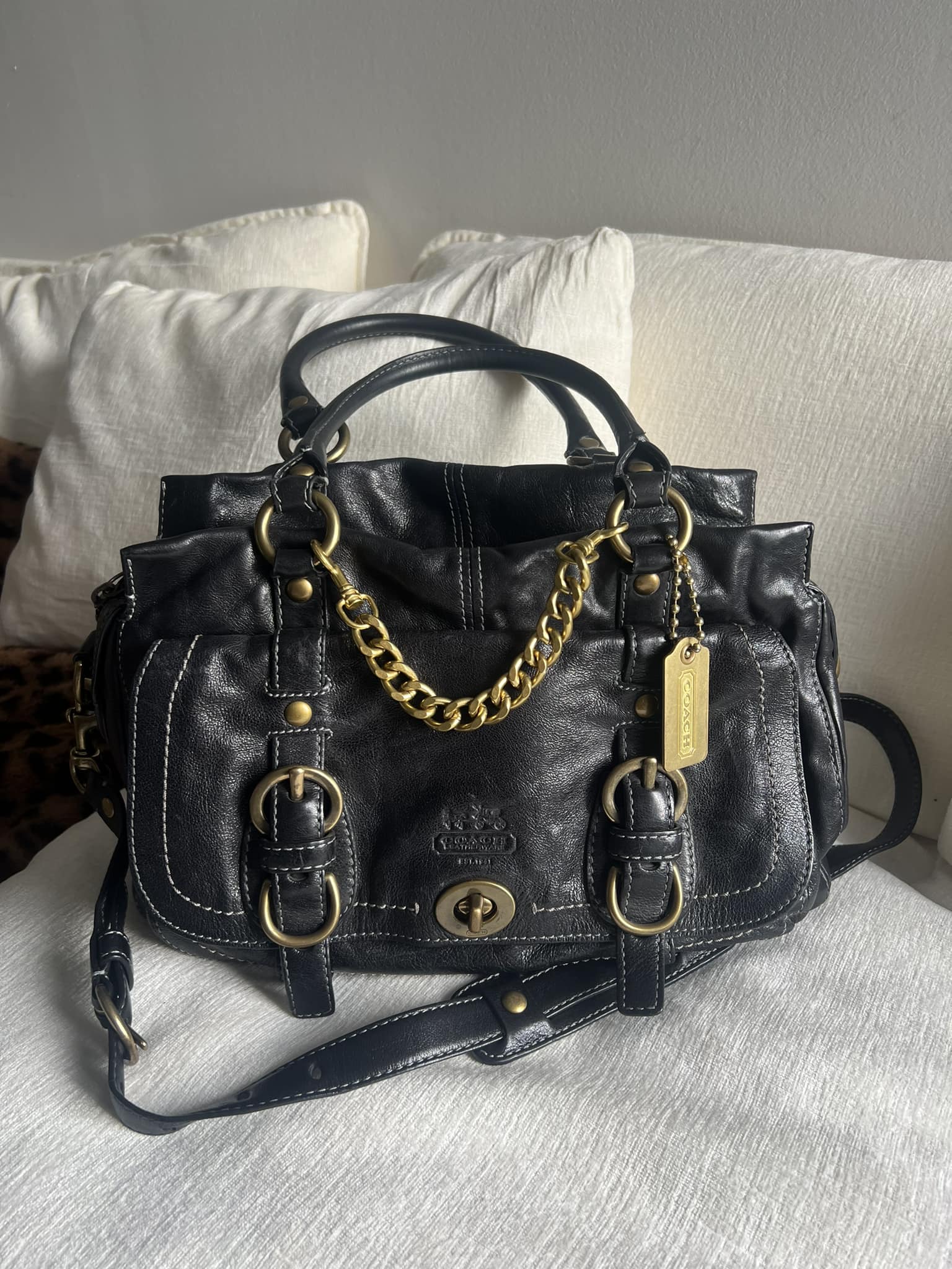 Say hello to your new favorite bag. 💼 This Vintage Y2k Coach